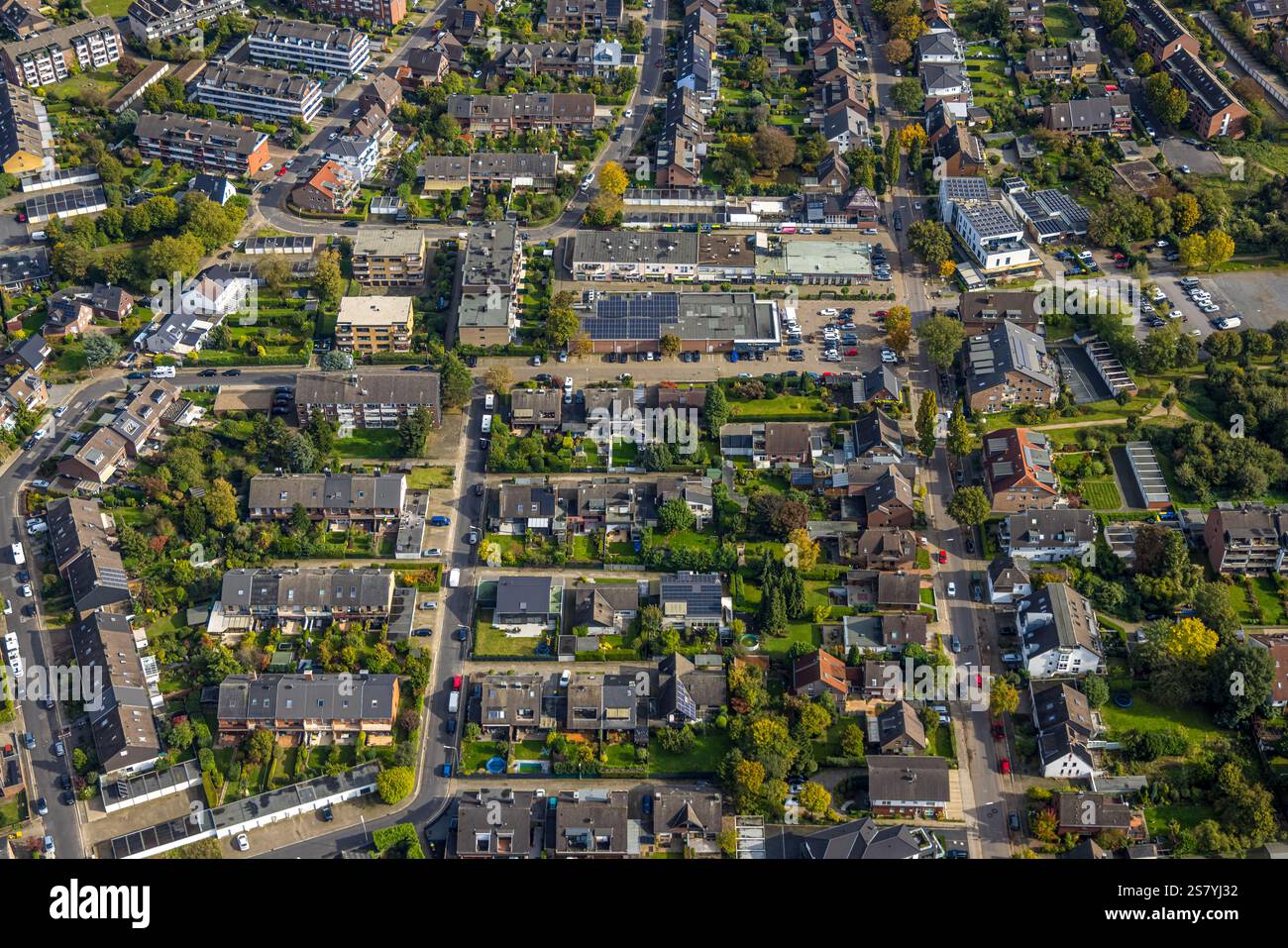 Vista aerea, centro città con supermercato Edeka, centro dentale Moers e zona residenziale di Länglingsweg, Moers-Schwafheim, Moers, zona della Ruhr, Renania settentrionale Foto Stock