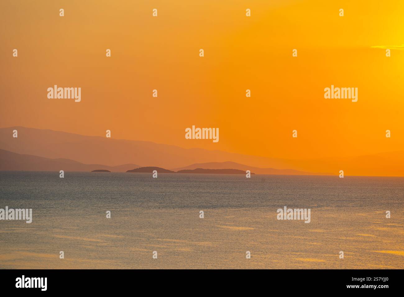 Guardando attraverso il golfo Pagasetico fino alle colline del Pilio meridionale da Chorto al tramonto Foto Stock
