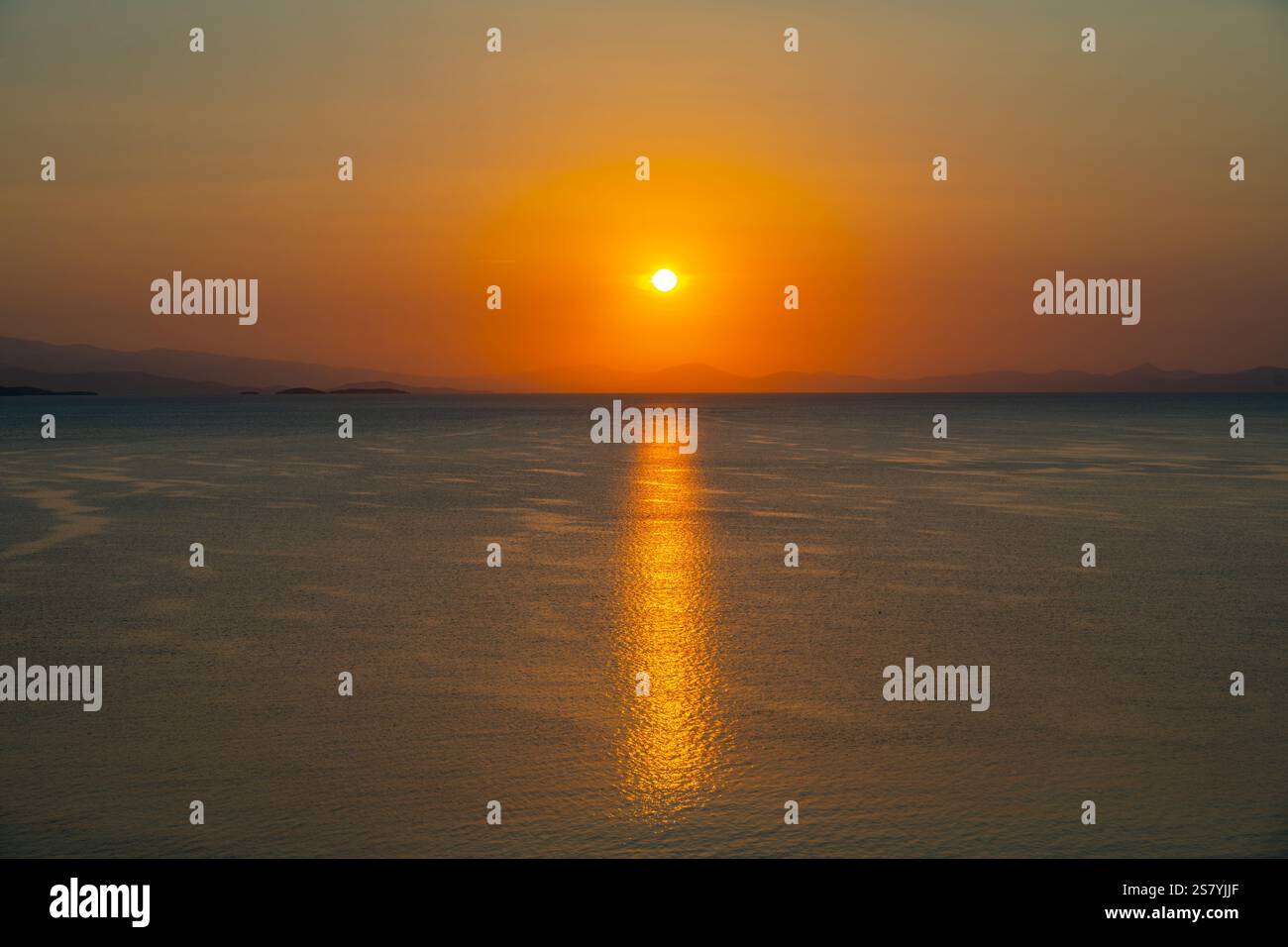 Guardando attraverso il golfo Pagasetico fino alle colline del Pilio meridionale da Chorto al tramonto Foto Stock