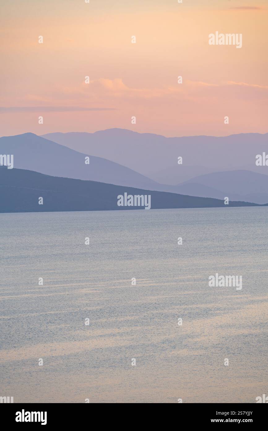 Guardando attraverso il golfo Pagasetico fino alle colline del Pilio meridionale da Chorto al tramonto Foto Stock