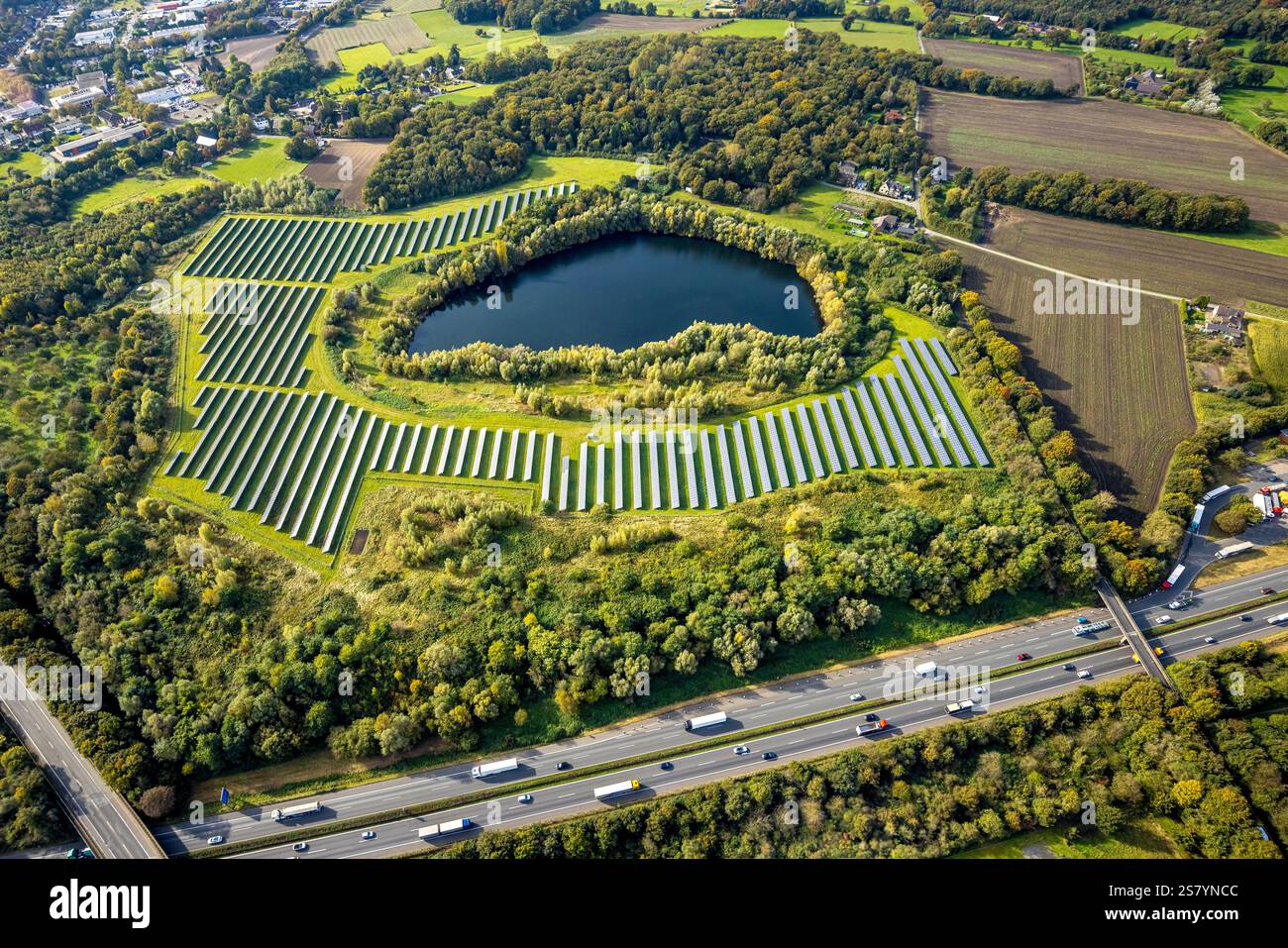 Vista aerea, impianto fotovoltaico ENNI Solarpark Mühlenfeld presso lo stagno della cava di Doemkes, Neukirchen, Neukirchen-Vluyn, zona della Ruhr, Renania settentrionale-Vestfalia, Foto Stock