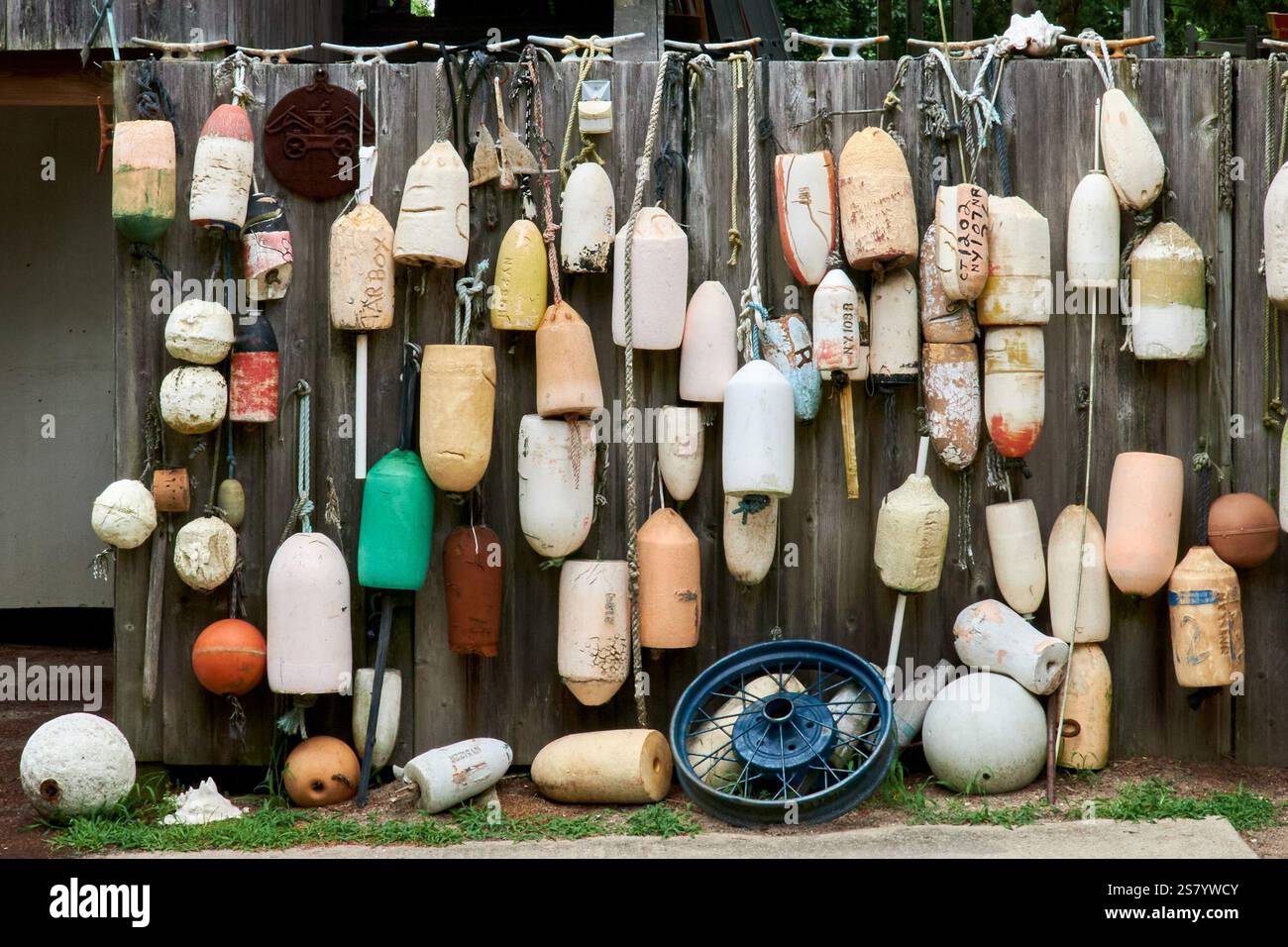 Recinzione in legno con vecchie boe sospese Foto Stock