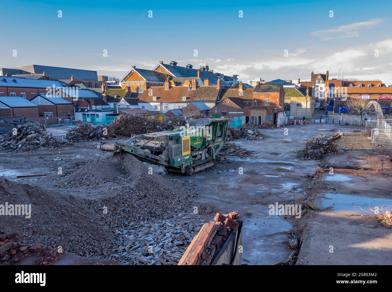 McClosky J45 Jaw Crusher sul sito di demolizione, Lincoln City, Lincolnshire, Inghilterra, Regno Unito Foto Stock