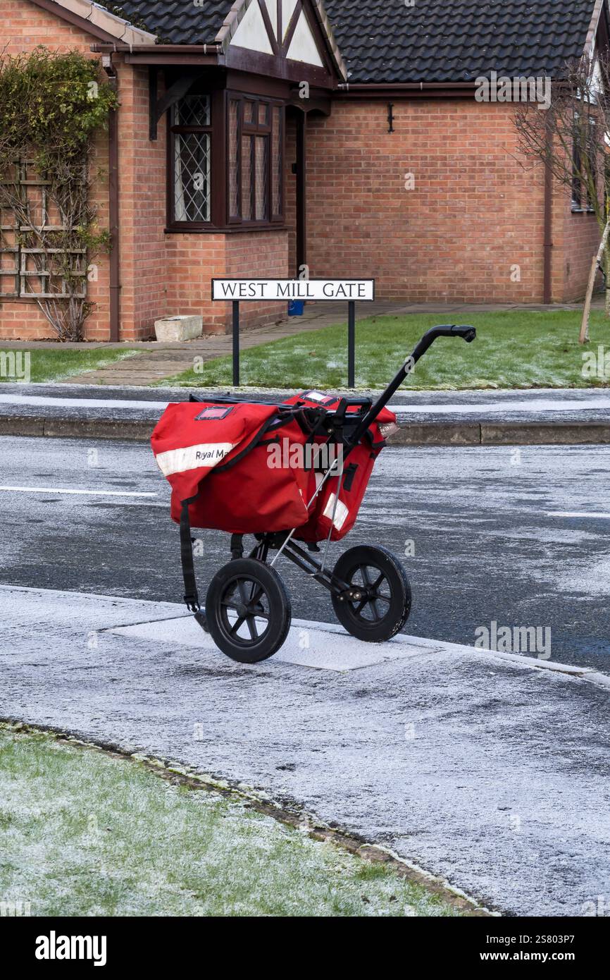 Royal mail Postmans Trolly, West Mill Gate, Cherry Willingham, Lincoln, Lincolnshire, Inghilterra, Regno Unito Foto Stock