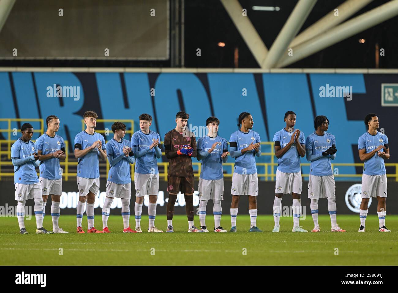 Joie Stadium, Manchester, Inghilterra, 16 gennaio 2025. I giocatori del Manchester City si fermano per un minuto per applaudire dopo il passaggio dell'ex giocatore e allenatore Tony Book in vista della partita del quarto turno della fa Youth Cup tra Manchester City e Millwall al Joie Stadium di Manchester, Inghilterra. (Immagine di credito: ©Cody Froggatt/Alamy Live News) Foto Stock Joie Stadium, Manchester, Inghilterra, 16 gennaio 2025. I giocatori del Manchester City si fermano per un minuto per applaudire dopo il passaggio dell'ex giocatore e allenatore Tony Book in vista della partita del quarto turno della fa Youth Cup tra Manchester City e Millwall al Joie Stadium di Manchester, Inghilterra. (Immagine di credito: ©Cody Froggatt/Alamy Live News) Foto Stock