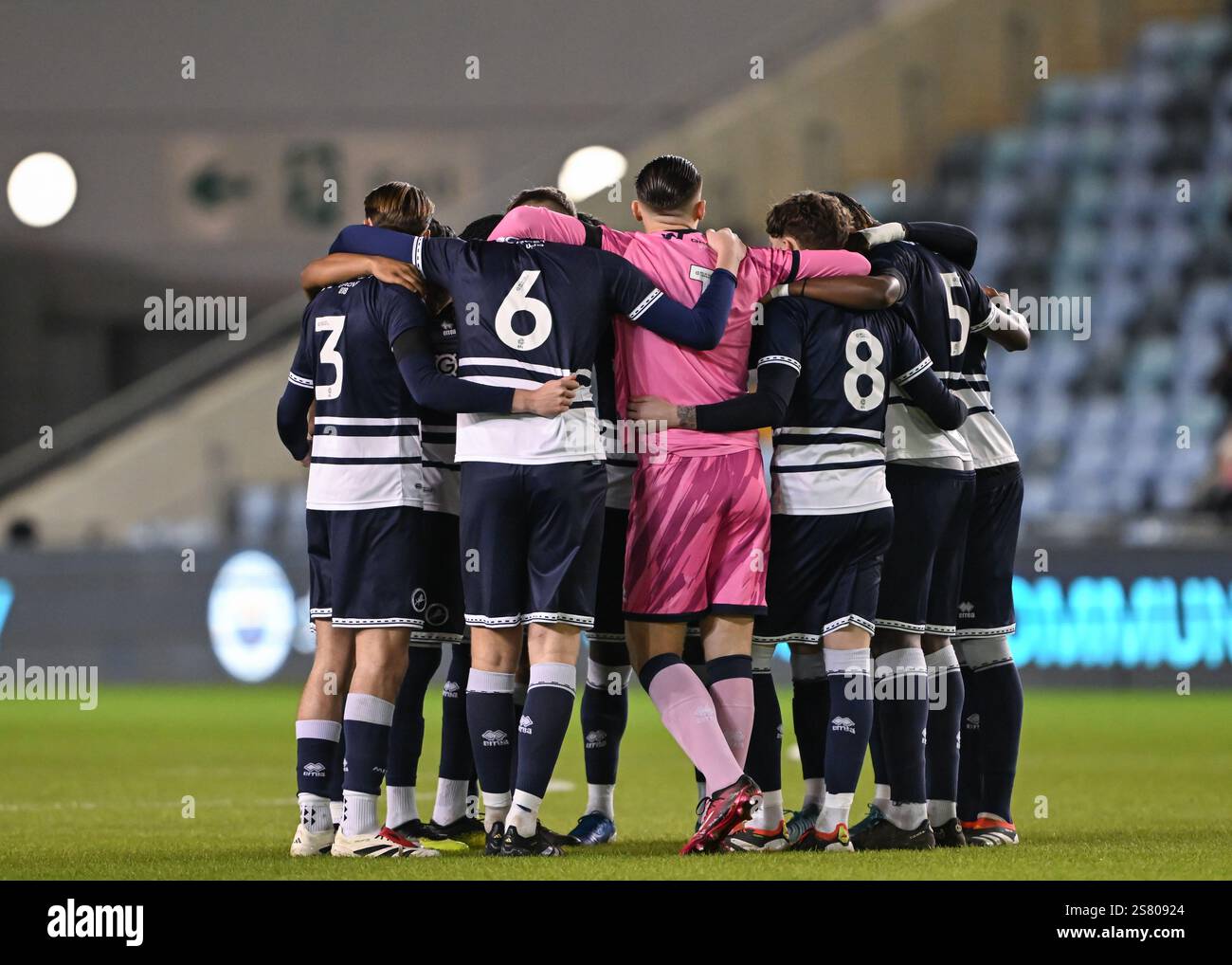 Joie Stadium, Manchester, Inghilterra, 16 gennaio 2025. Il Millwall ha un incontro di squadra davanti alla partita del quarto turno della fa Youth Cup tra Manchester City e Millwall al Joie Stadium di Manchester, Inghilterra. (Immagine di credito: ©Cody Froggatt/Alamy Live News) Foto Stock Joie Stadium, Manchester, Inghilterra, 16 gennaio 2025. Il Millwall ha un incontro di squadra davanti alla partita del quarto turno della fa Youth Cup tra Manchester City e Millwall al Joie Stadium di Manchester, Inghilterra. (Immagine di credito: ©Cody Froggatt/Alamy Live News) Foto Stock