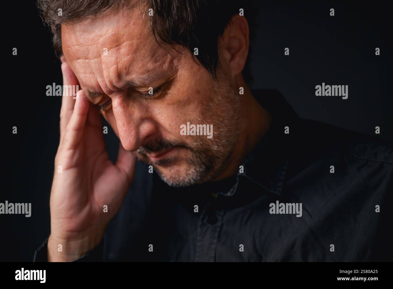 Cefalea grave come sintomo di fotofobia o sensibilità alla luce, intolleranza alla luce, messa a fuoco selettiva Foto Stock
