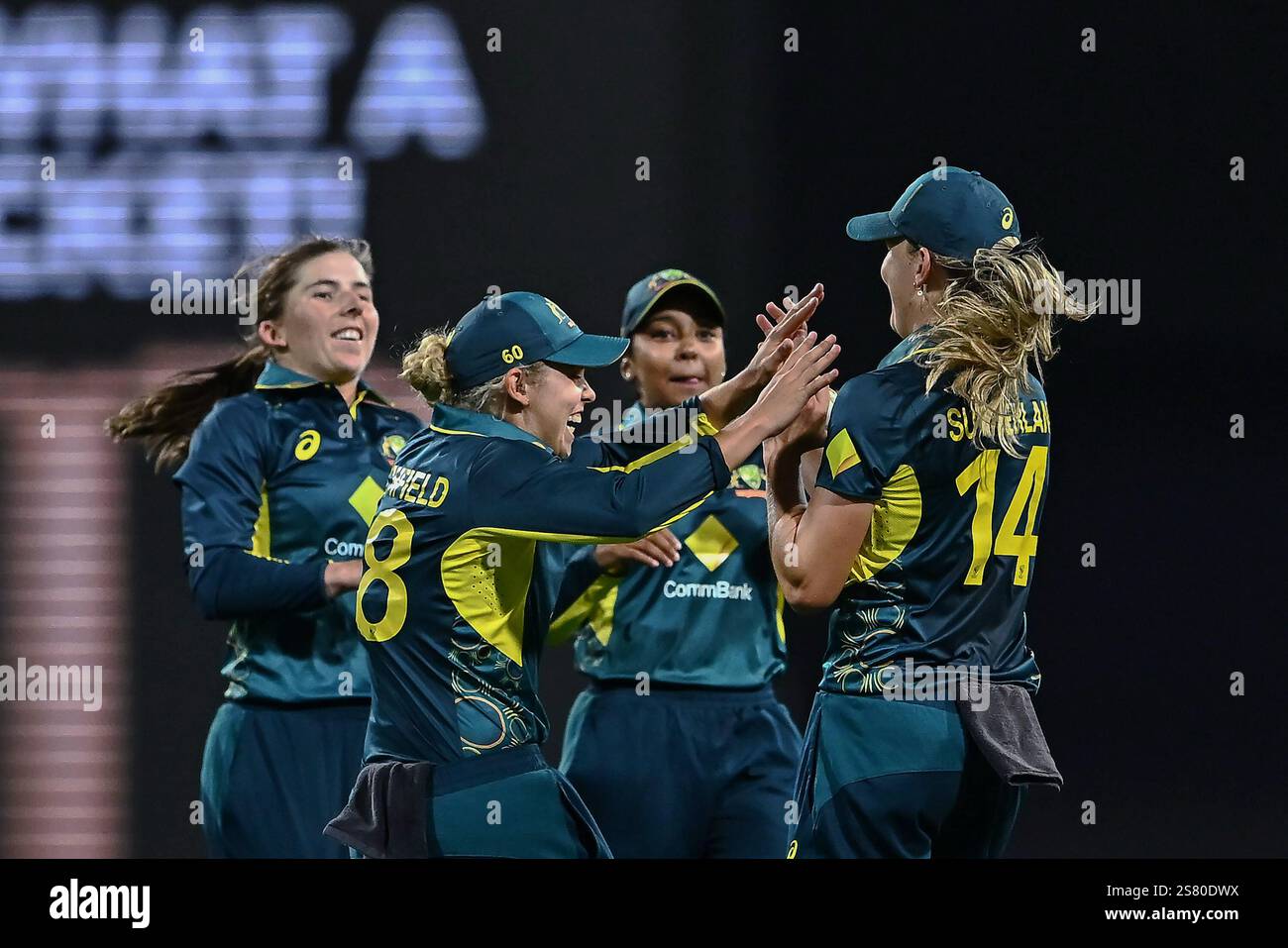 Sydney, Australia. 20 gennaio 2025. Annabel Sutherland, australiana, festeggia con le sue compagne di squadra dopo aver preso il becco per licenziare Sophie Ecclestone, inglese, durante la prima partita della serie Women's Ashes T20 International tra Australia e Inghilterra al Sydney Cricket Ground. Punteggio finale. Australia 198/7 (20 over), Inghilterra 141/10 (16 over). Credito: SOPA Images Limited/Alamy Live News Foto Stock