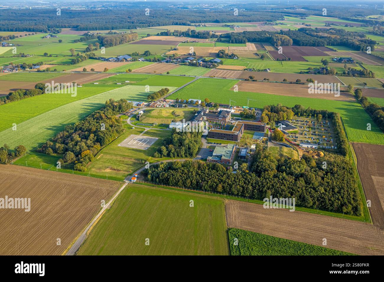 Vista aerea, base militare della caserma Paulsberg, National Situation and Command Center for Airspace Security, Uedemerfeld, Uedem, basso Reno, RHI settentrionale Foto Stock Vista aerea, base militare della caserma Paulsberg, National Situation and Command Center for Airspace Security, Uedemerfeld, Uedem, basso Reno, RHI settentrionale Foto Stock