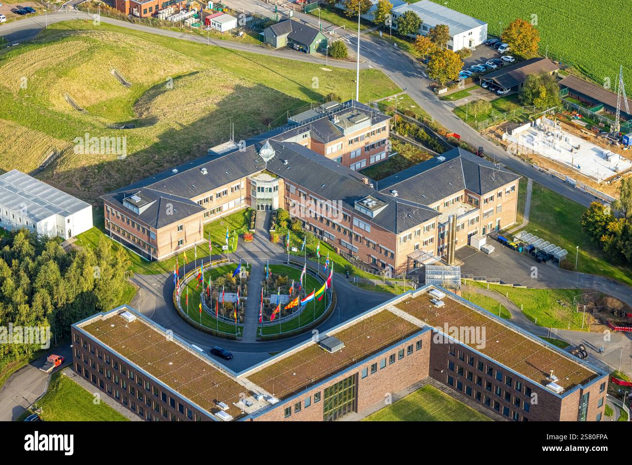 Veduta aerea, caserma Paulsberg base militare, situazione nazionale e centro di comando per la sicurezza dello spazio aereo, bandiere nel cortile, Uedemerfeld, Uedem Foto Stock Veduta aerea, caserma Paulsberg base militare, situazione nazionale e centro di comando per la sicurezza dello spazio aereo, bandiere nel cortile, Uedemerfeld, Uedem Foto Stock