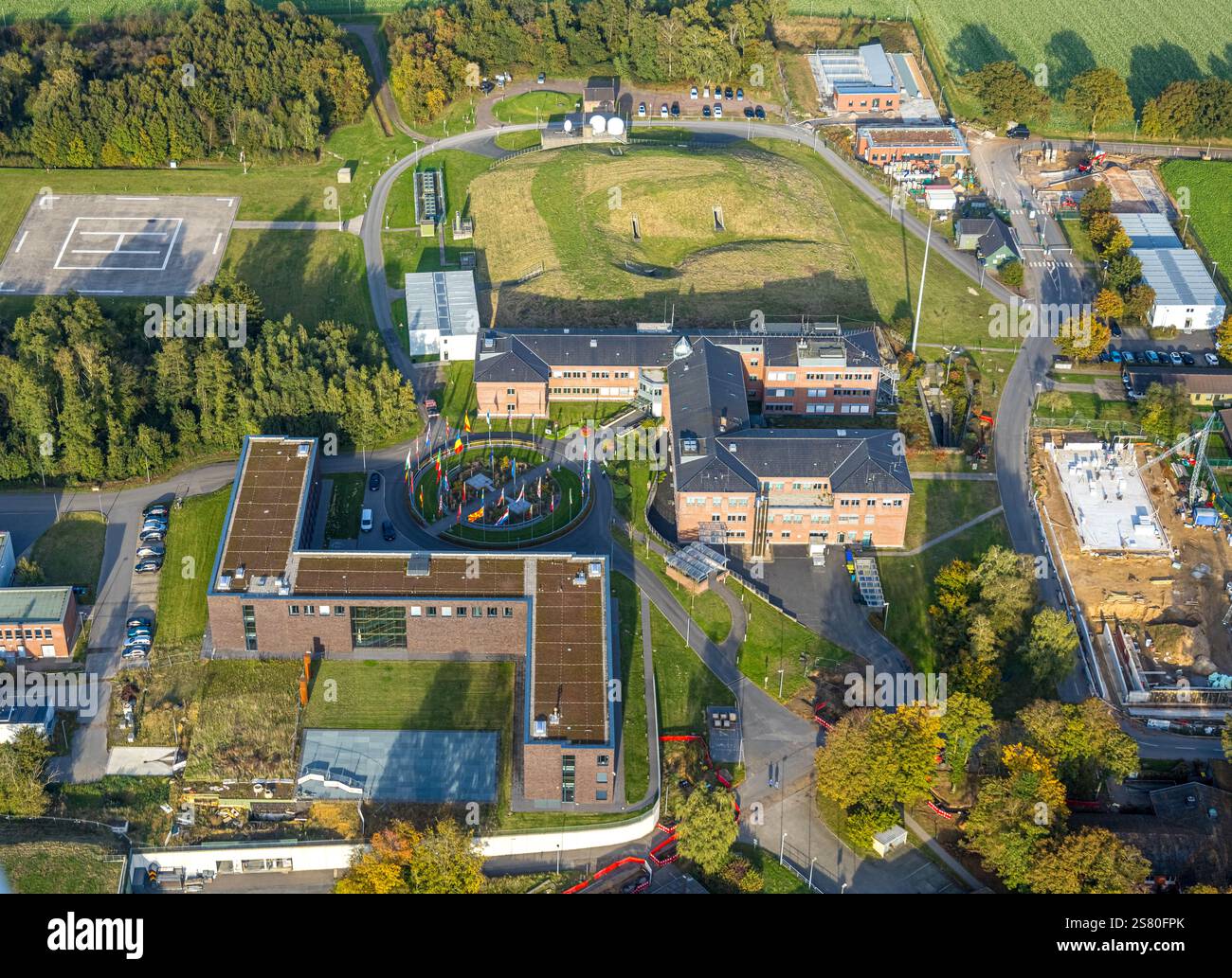 Veduta aerea, caserma Paulsberg base militare, situazione nazionale e centro di comando per la sicurezza dello spazio aereo, bandiere nel cortile, Uedemerfeld, Uedem Foto Stock Veduta aerea, caserma Paulsberg base militare, situazione nazionale e centro di comando per la sicurezza dello spazio aereo, bandiere nel cortile, Uedemerfeld, Uedem Foto Stock