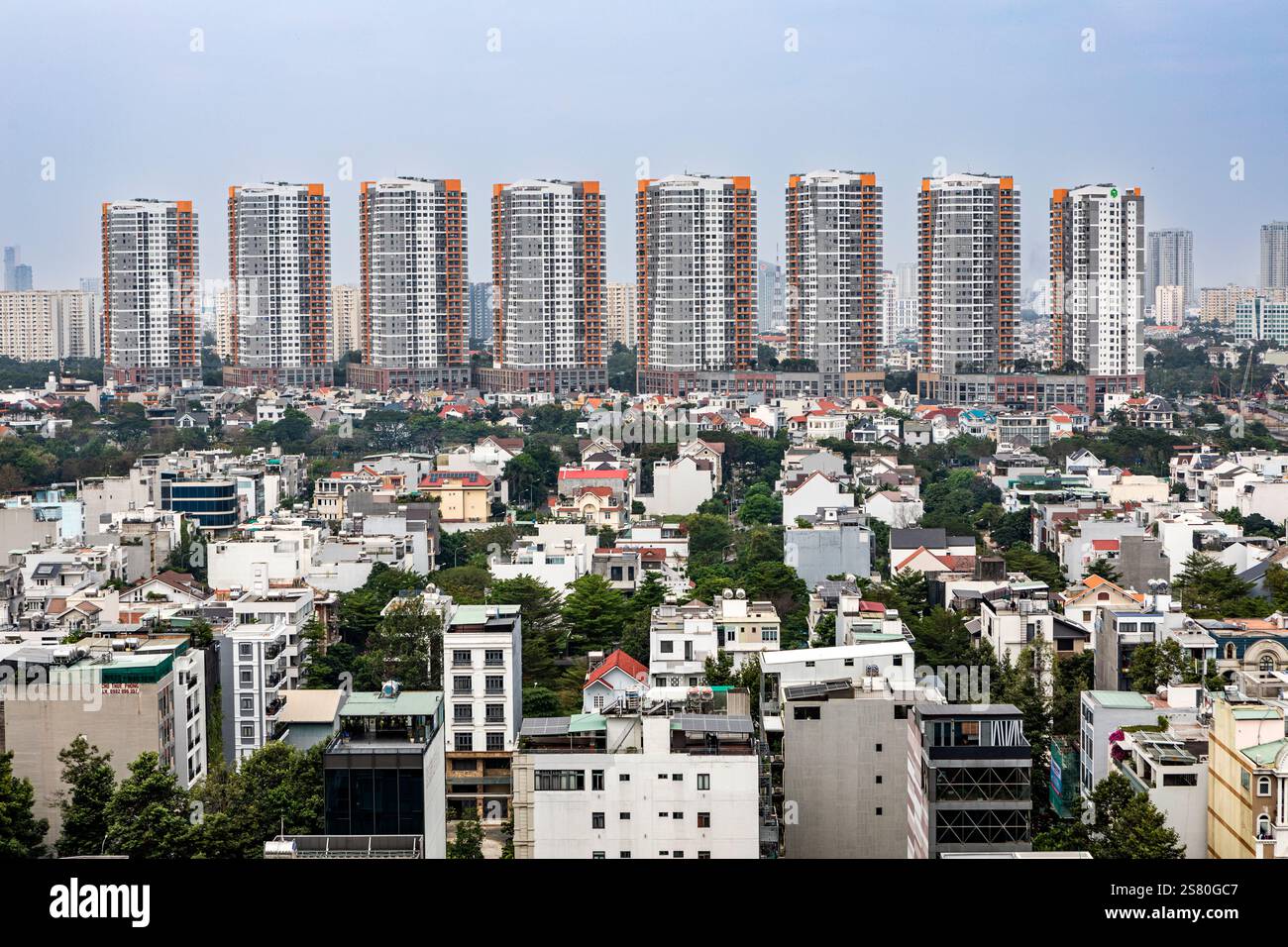 Un contrasto tra alloggi di alto livello e alloggi di basso livello a ho chi Minh City, Vietnam. Foto Stock