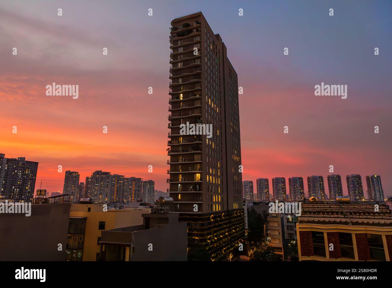 Un tramonto sullo skyline della città di ho chi Minh, Vietnam Foto Stock