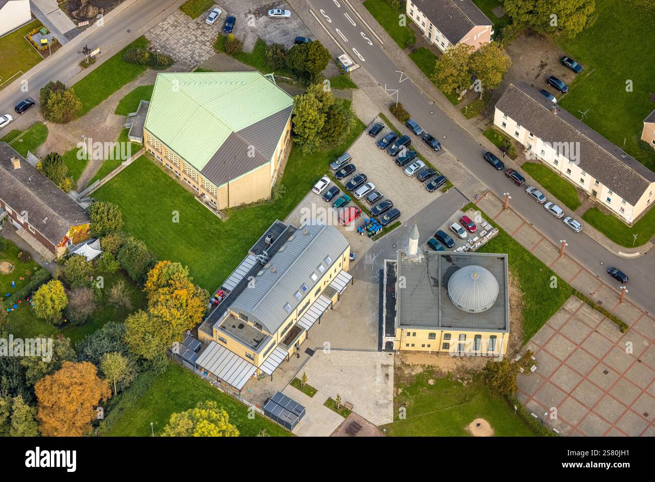 Vista aerea, chiesa protestante e centro della comunità turca, moschea verde DITIB Voerde-Möllen, Möllen, Voerde, basso Reno, RHI settentrionale Foto Stock