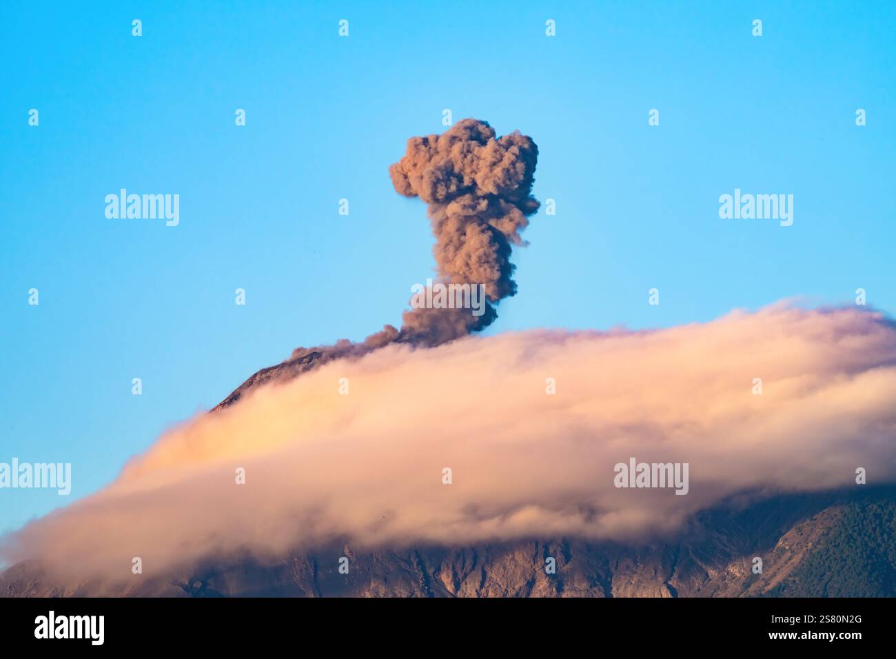 Cenere vulcanica che fuoriesce dal Volcán de Fuego, uno stratovulcano attivo durante un'eruzione. Guatemala, America centrale. Foto Stock