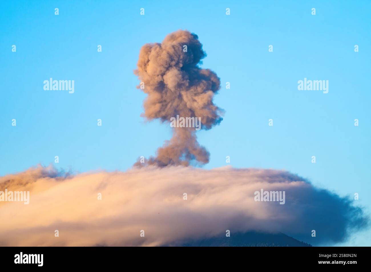 Cenere vulcanica che fuoriesce dal Volcán de Fuego, uno stratovulcano attivo durante un'eruzione. Guatemala, America centrale. Foto Stock