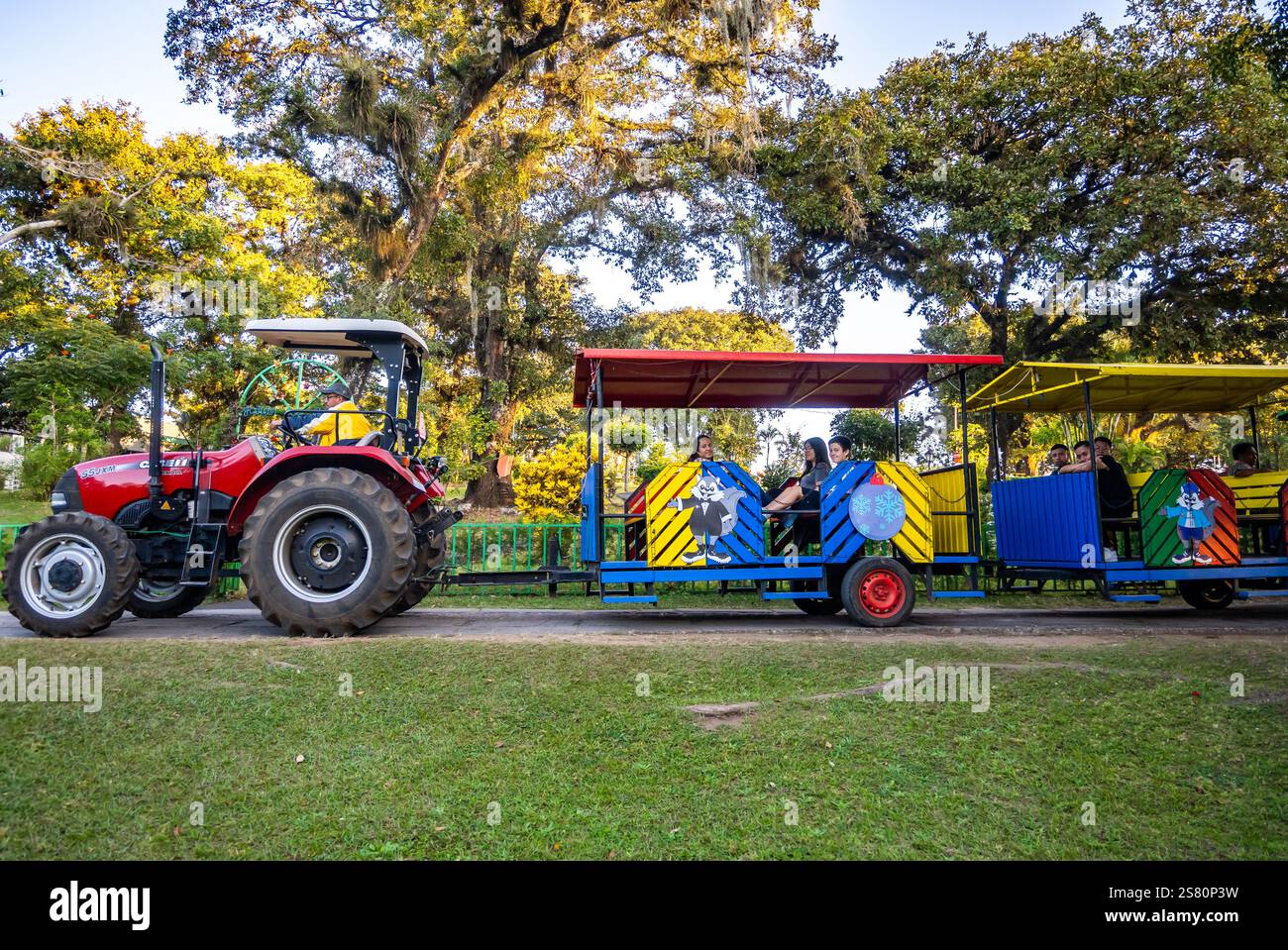 Parcheggiare i visitatori su un treno trattore. Guatemala, America centrale. Foto Stock