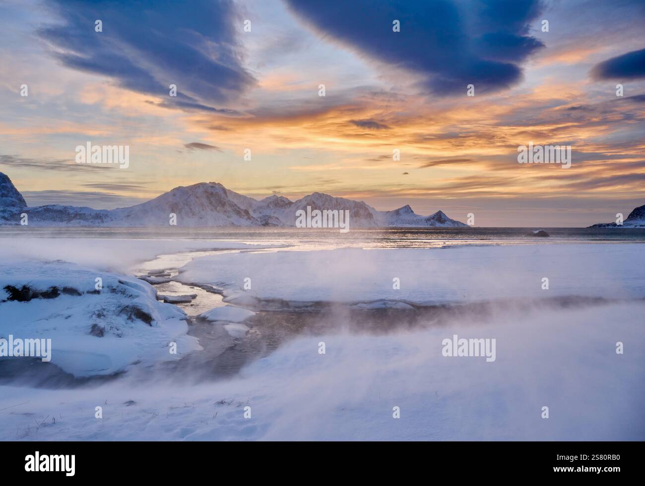 Forte vento e sole tramontare a Haukland Beach, Hauklandstranda, Lofoten, Norvegia, Europa Foto Stock