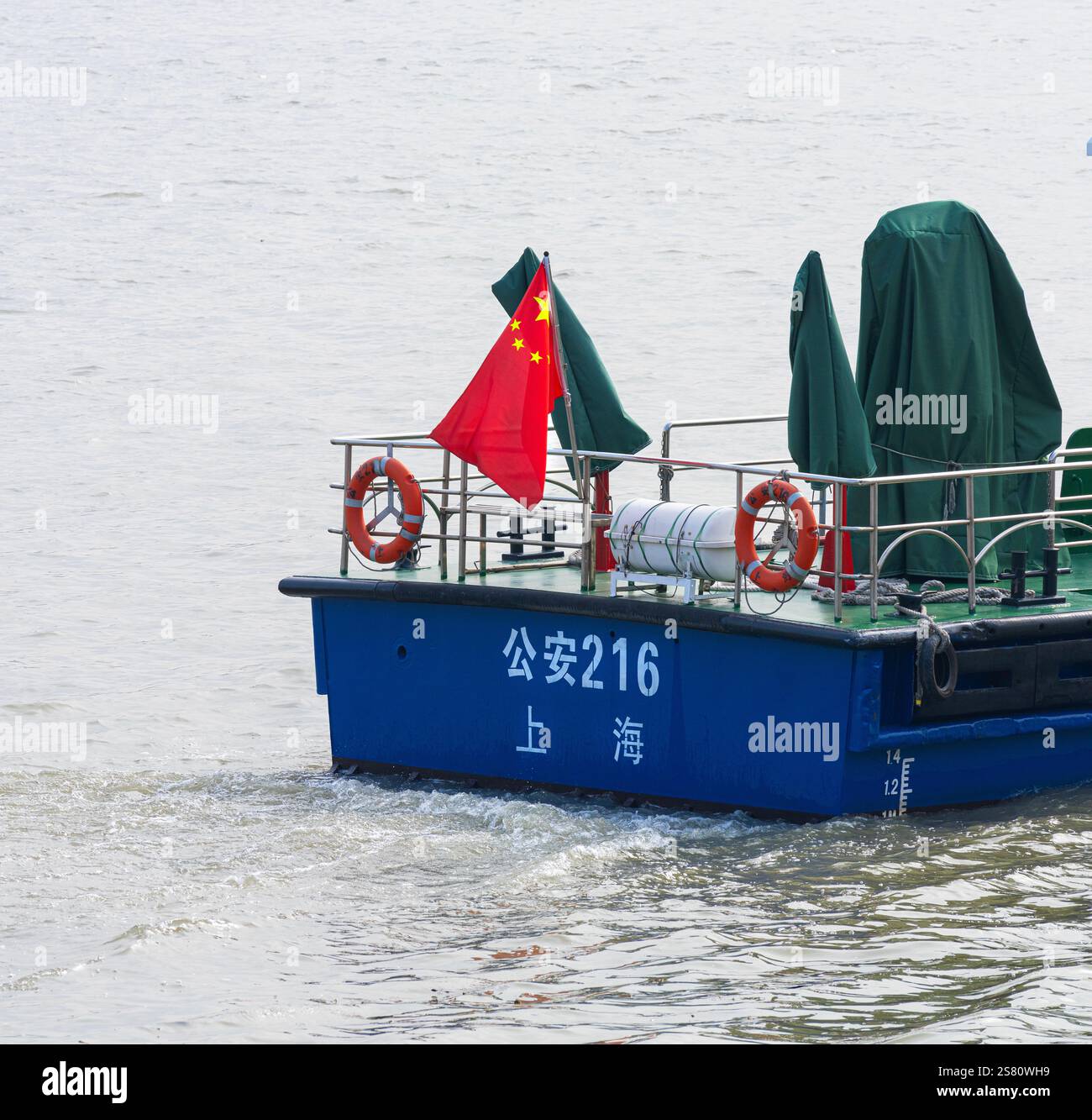 Shanghai, Cina. 7 gennaio 2025. la bandiera della repubblica popolare cinese a poppa di una nave Foto Stock