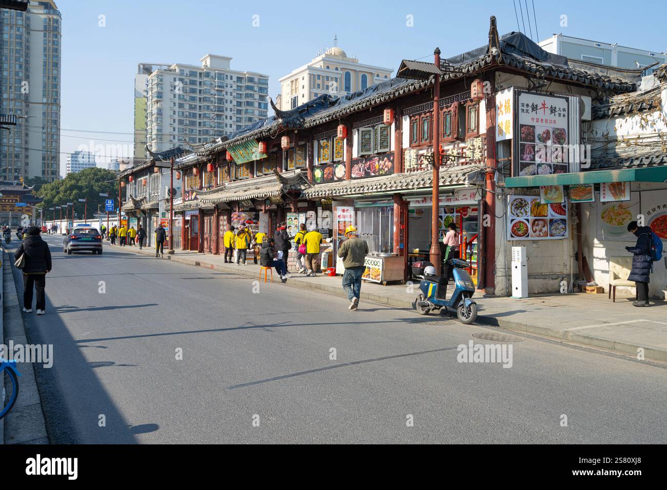 Shanghai, Cina. 8 gennaio 2025. Vista degli edifici dello storico quartiere Yuyuan nel centro della città Foto Stock
