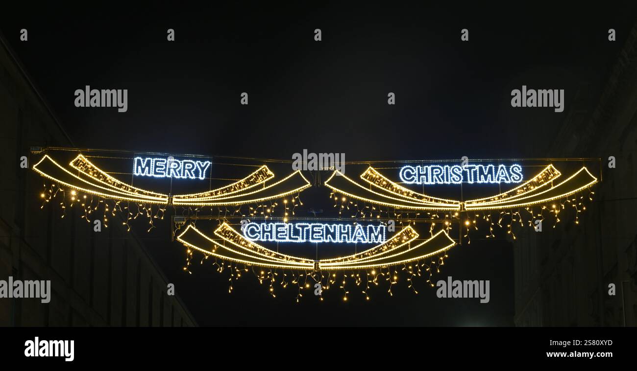 Buon Natale Cheltenham nelle luci della strada di notte Foto Stock