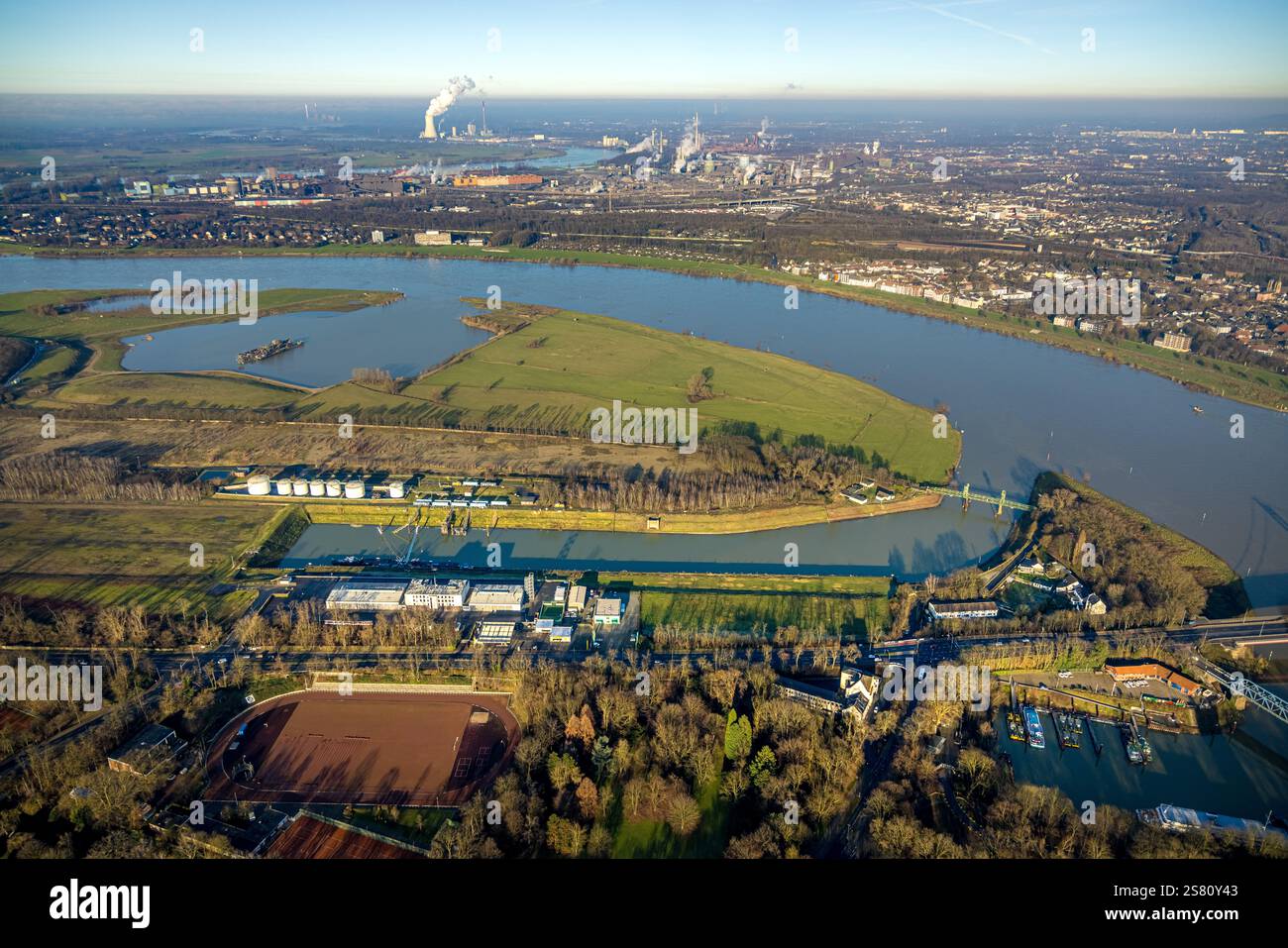 Veduta aerea, ponte Rheinpreußenhafen 1931/32 e fiume Reno, sullo sfondo la centrale STEAG Walsum e thssenkrupp Steel, Alt-Homberg, Foto Stock
