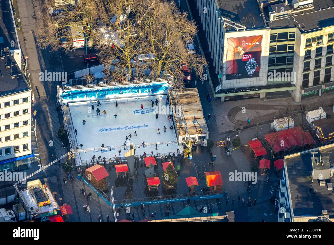 Vista aerea, pista di pattinaggio su ghiaccio Stadtwerke a Kuhtor nel periodo natalizio, Altstadt, Duisburg, regione della Ruhr, Renania settentrionale-Vestfalia, Germania Foto Stock