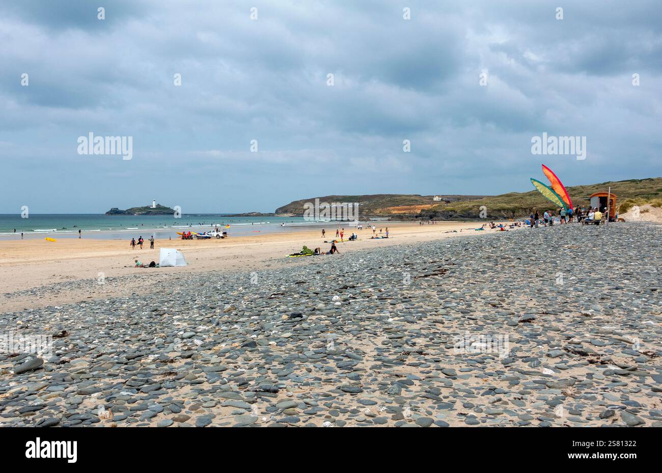 Surfisti e amanti della spiaggia che si godono la giornata sulla spiaggia di Gwithian, Cornovaglia, Inghilterra, Regno Unito Foto Stock