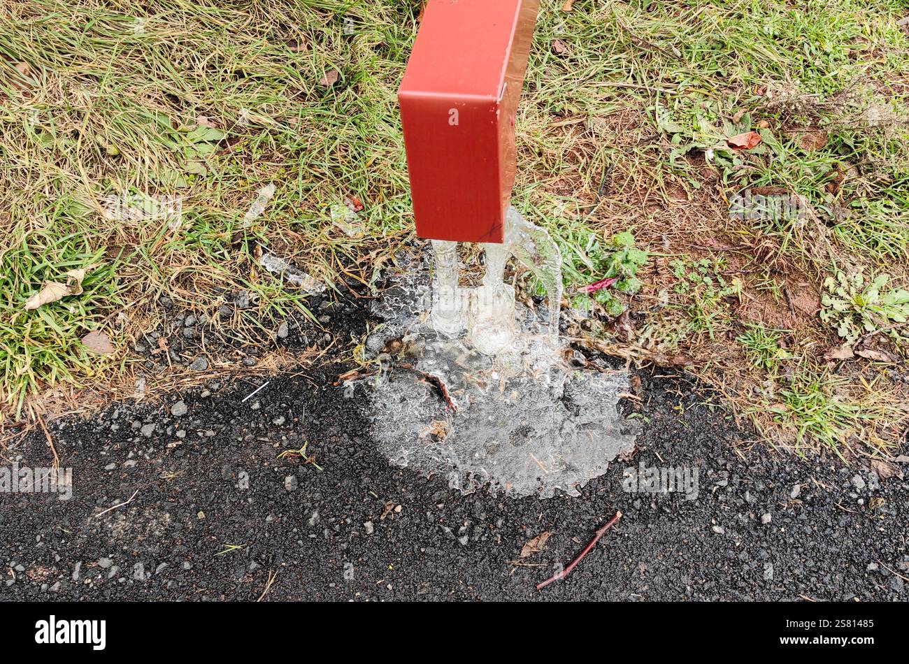 Icicles from the Red Tin Gutter: Nature's Winter ArtWork Foto Stock