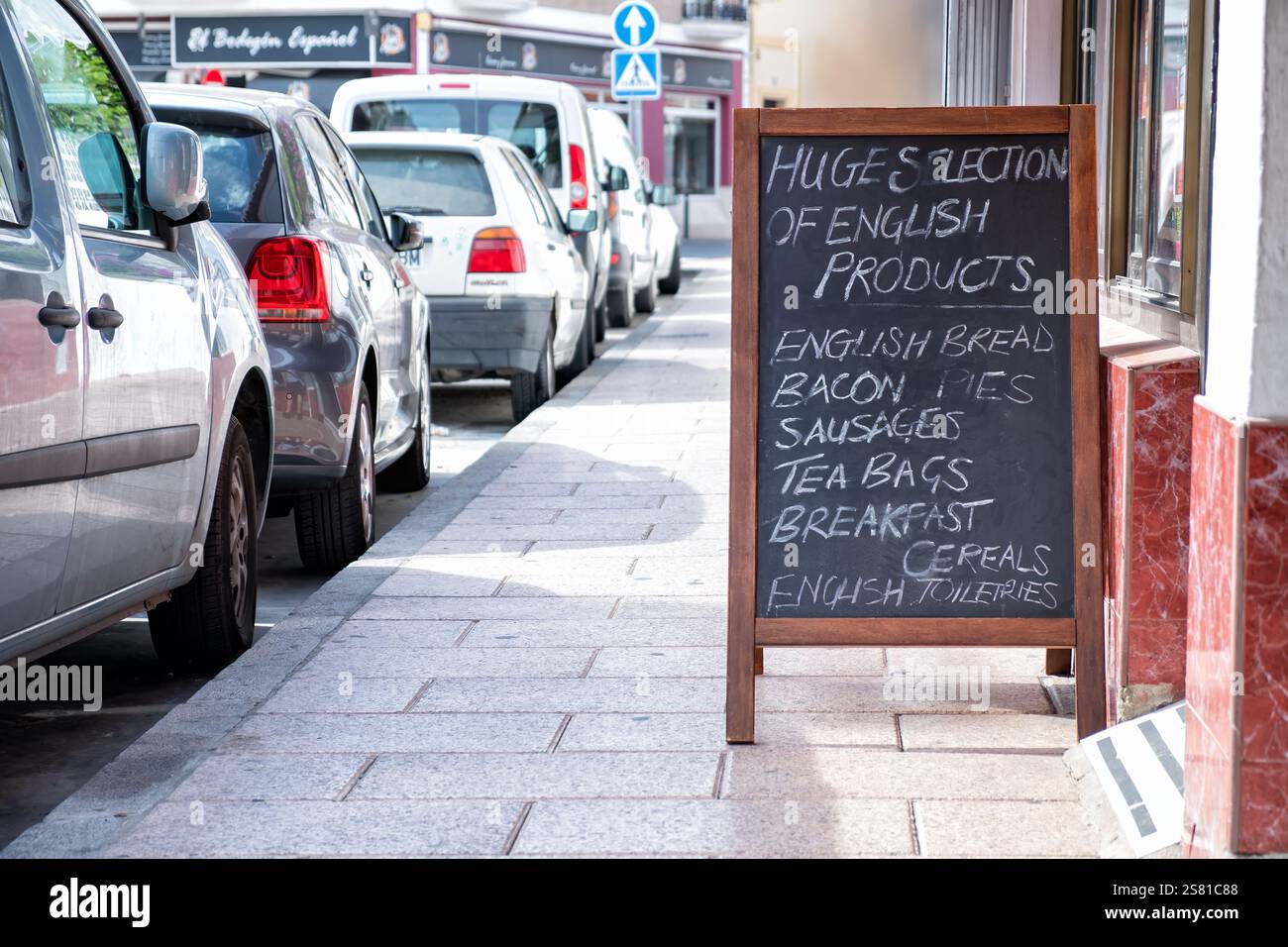 Nerja, Spagna. Un panino posto sul marciapiede all'esterno di un negozio che pubblicizza il cibo tradizionale inglese e le provviste in vendita. Foto Stock Nerja, Spagna. Un panino posto sul marciapiede all'esterno di un negozio che pubblicizza il cibo tradizionale inglese e le provviste in vendita. Foto Stock
