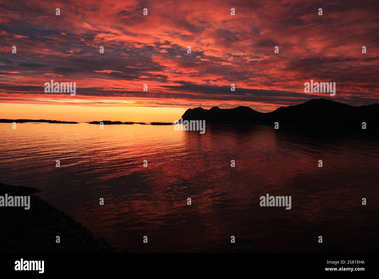 Inizio dell'inverno in Norvegia. Ore 13:00 Spettacolare gioco di colori caldi in cielo. Foto Stock