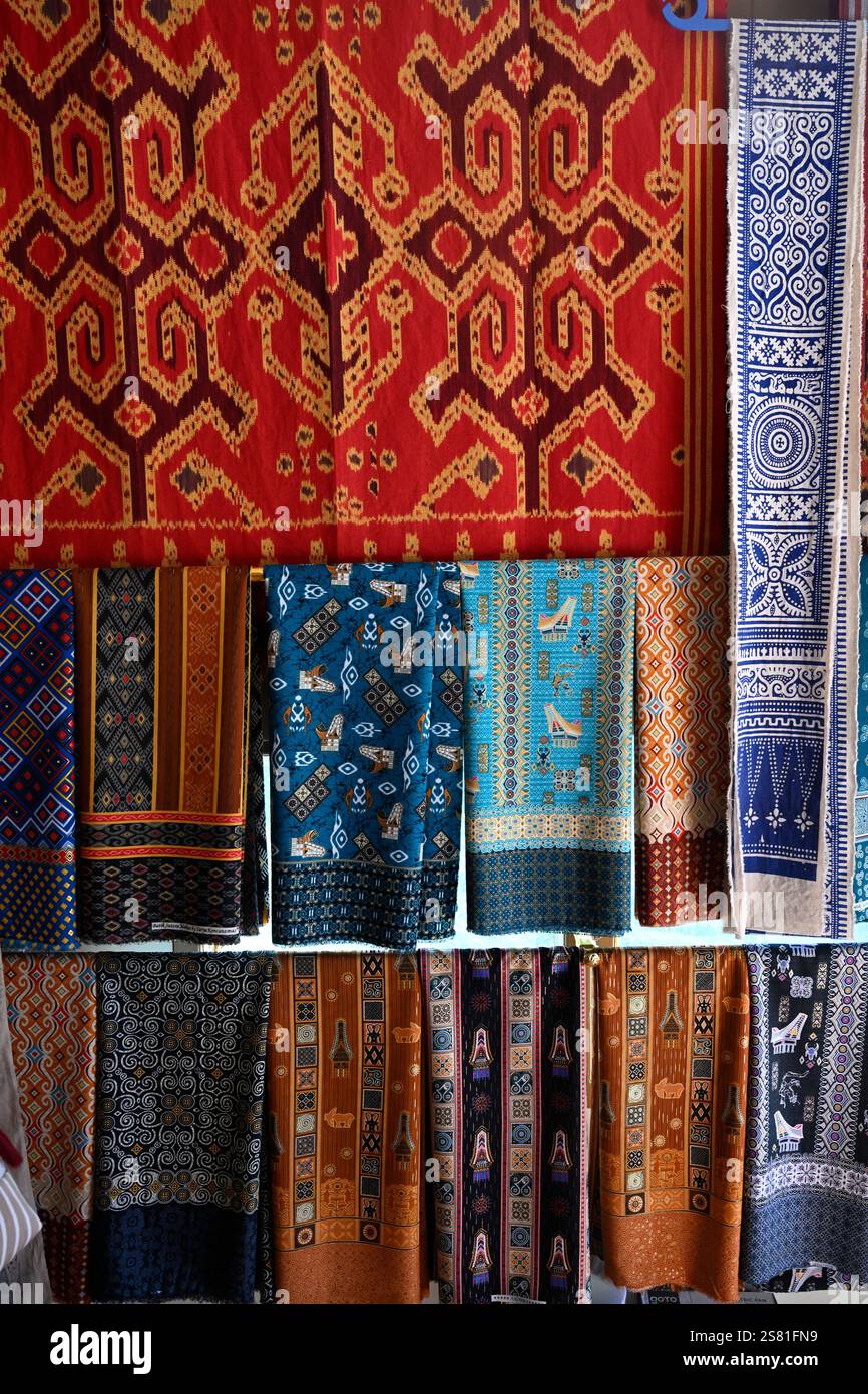 Tessuti di Tana Toraja con motivi e simboli tradizionali, Tana Toraja, Sulawesi, Indonesia. Foto Stock