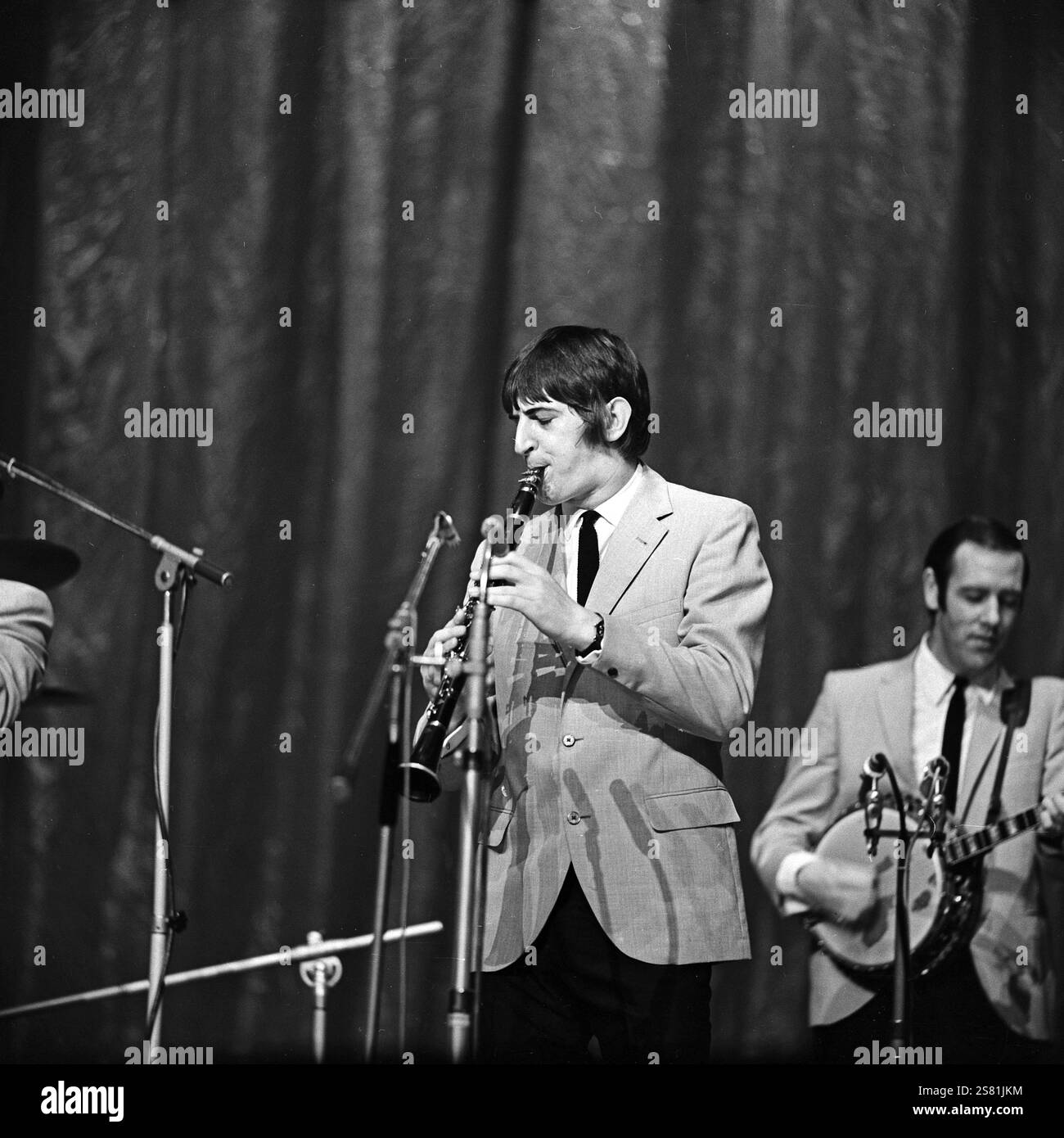 Der schottische Jazz-Musiker, Klarinettist, sassofonista und Sänger Andy Cooper (Ian Francis Andrew Cooper) als Teil von Kenny Ball and His Jazzmen beim Auftritt im Ost-Berliner Friedrichstadt-Palast, DDR 1968. Foto Stock