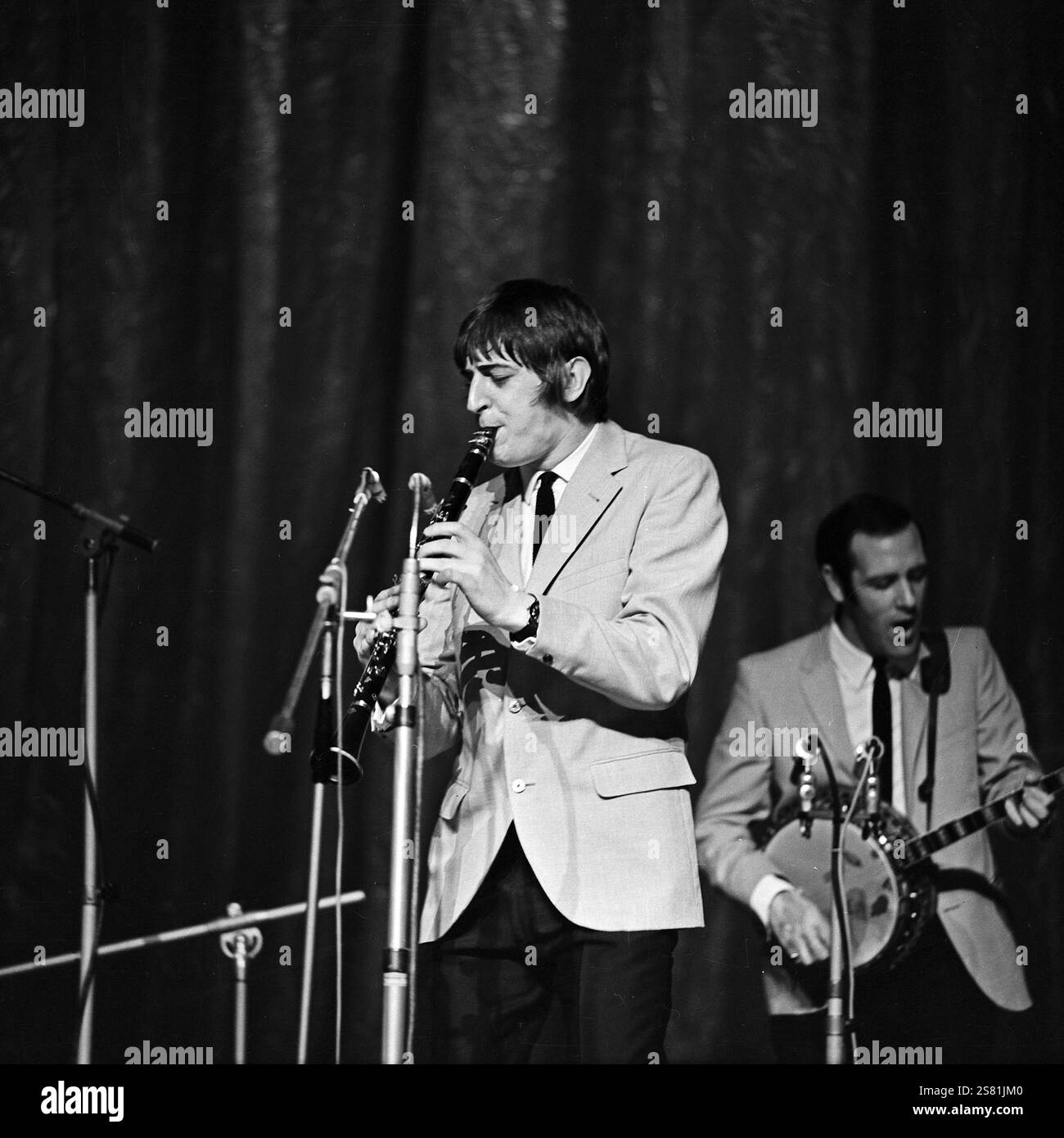 Der schottische Jazz-Musiker, Klarinettist, sassofonista und Sänger Andy Cooper (Ian Francis Andrew Cooper) als Teil von Kenny Ball and His Jazzmen beim Auftritt im Ost-Berliner Friedrichstadt-Palast, DDR 1968. Foto Stock