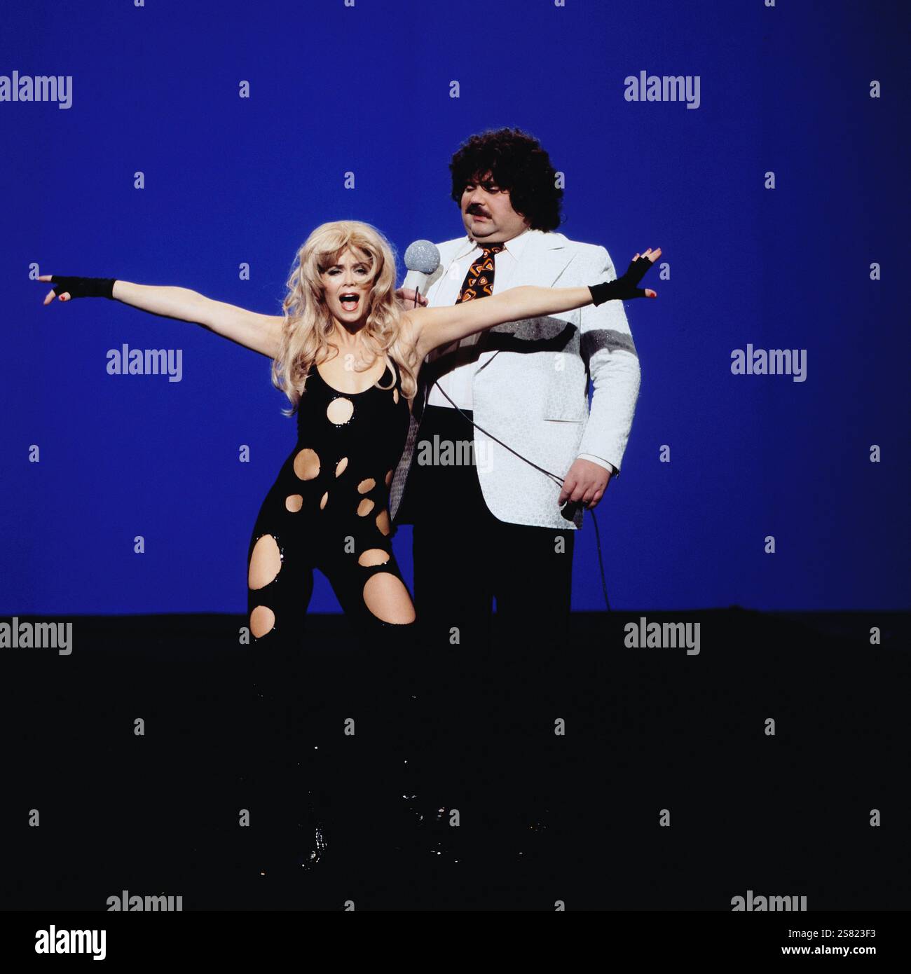 Wencke Myhre Show - Geliebte Wencke, ZDF Special, 1979, Bild: Wencke Myhre und Klaus Dahlen im Sketch: Amanda-Lear-Parodie Foto Stock