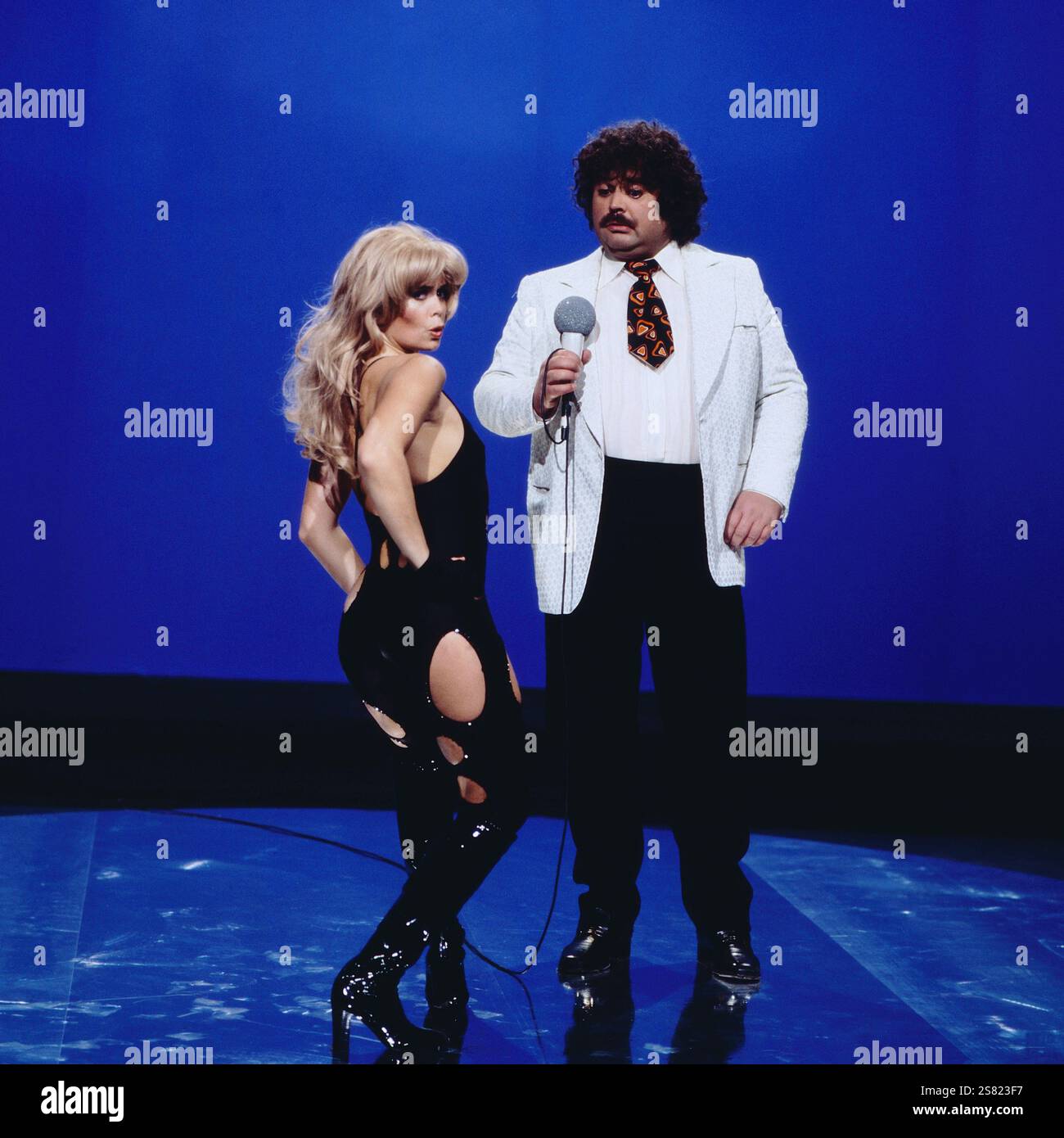 Wencke Myhre Show - Geliebte Wencke, ZDF Special, 1979, Bild: Wencke Myhre und Klaus Dahlen im Sketch: Amanda-Lear-Parodie Foto Stock