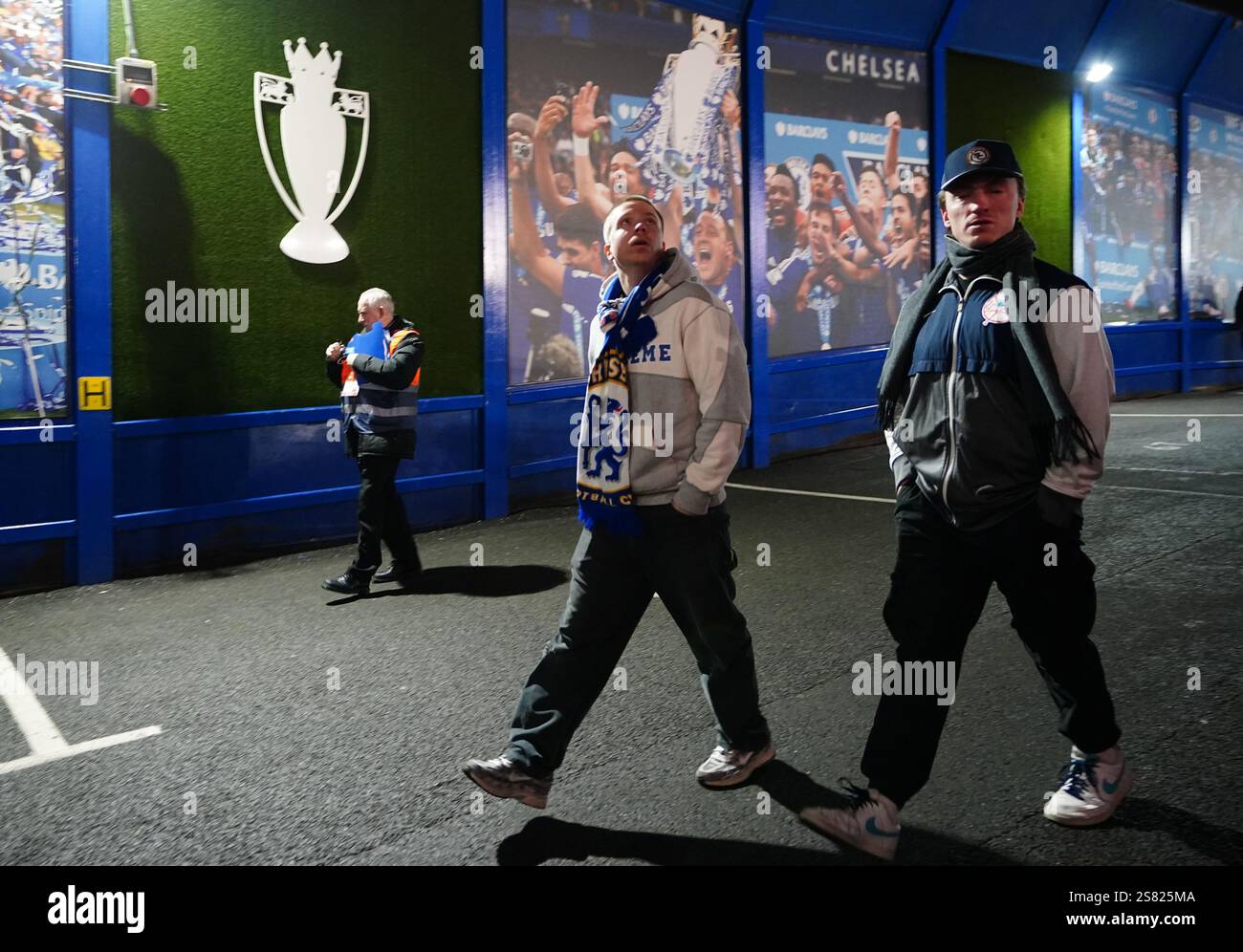I tifosi del Chelsea arrivano per la partita di Premier League allo Stamford Bridge di Londra. Data foto: Lunedì 20 gennaio 2025. Foto Stock