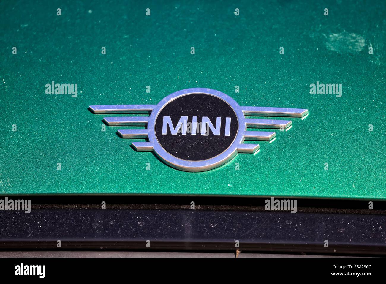 Mini auto verde smeraldo metallizzato, Fuerteventura. Fatto nel novembre 2024. Foto Stock