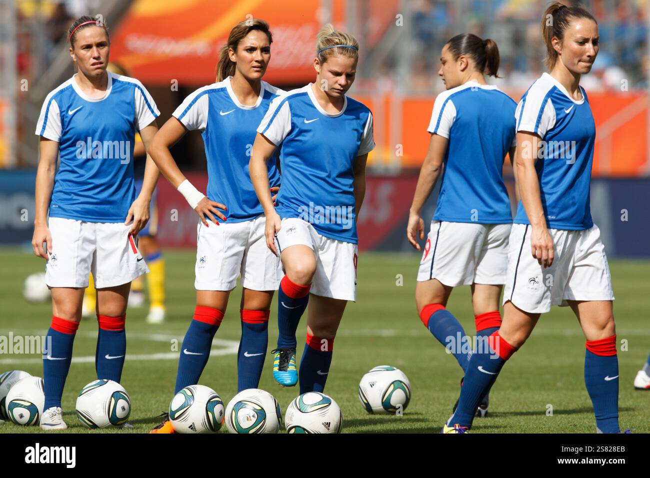 I giocatori della squadra francese si scaldano prima della partita del terzo posto della Coppa del mondo femminile FIFA contro la Svezia alla Rhein Neckar Arena il 16 luglio 2011 a Sinsheim, in Germania. Solo per uso editoriale. Uso commerciale vietato. (Fotografia di Jonathan Paul Larsen / Diadem Images) Foto Stock