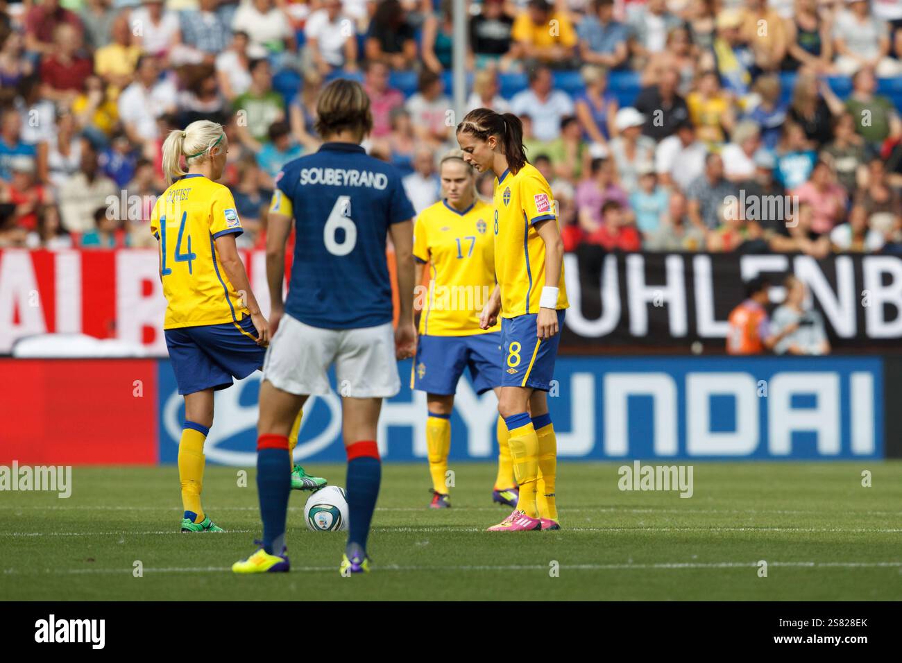 Le giocatrici svedesi Josefine Oqvist (14) e lotta Schelin (8) si preparano a dare il via alla partita del terzo posto della Coppa del mondo FIFA femminile contro la Francia alla Rhein Neckar Arena il 16 luglio 2011 a Sinsheim, in Germania. Solo per uso editoriale. Uso commerciale vietato. (Fotografia di Jonathan Paul Larsen / Diadem Images) Foto Stock