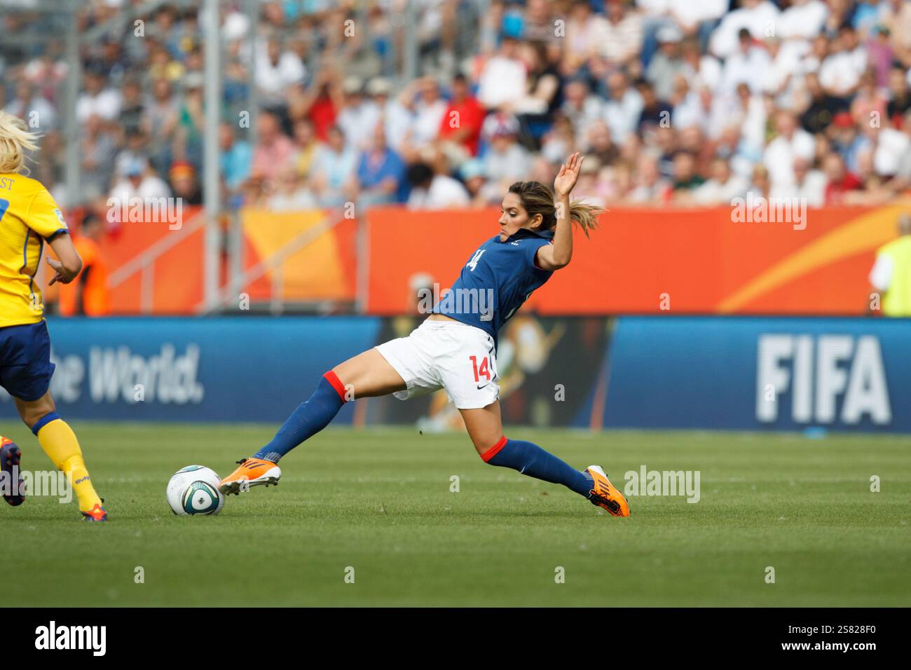 La francese Louisa Necib si allunga per il pallone durante la partita del terzo posto della Coppa del mondo femminile FIFA contro la Svezia alla Rhein Neckar Arena il 16 luglio 2011 a Sinsheim, in Germania. Solo per uso editoriale. Uso commerciale vietato. (Fotografia di Jonathan Paul Larsen / Diadem Images) Foto Stock