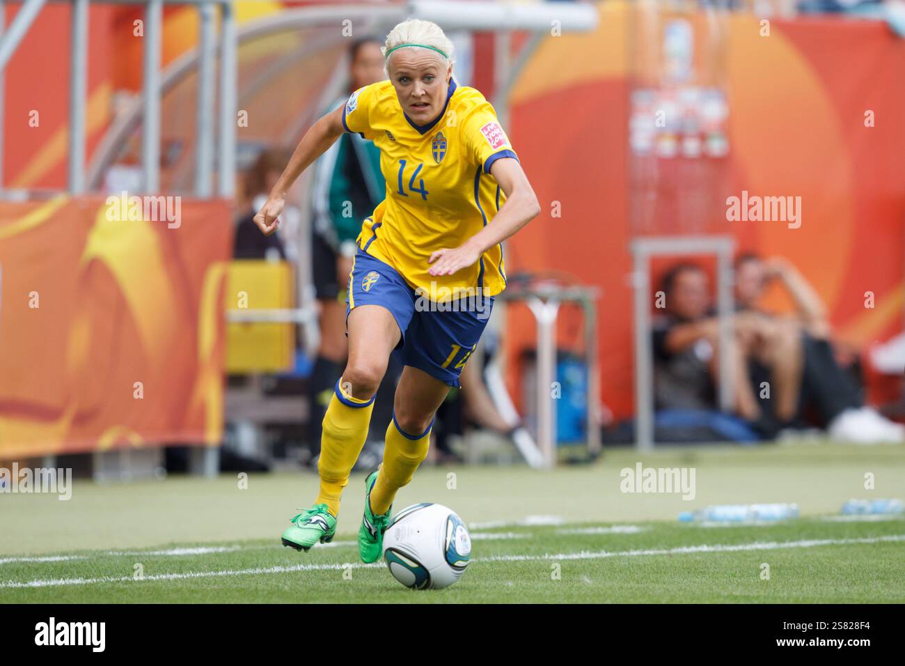 Josefine Oqvist svedese in azione durante il terzo posto della Coppa del mondo femminile FIFA contro la Francia alla Rhein Neckar Arena il 16 luglio 2011 a Sinsheim, in Germania. Solo per uso editoriale. Uso commerciale vietato. (Fotografia di Jonathan Paul Larsen / Diadem Images) Foto Stock