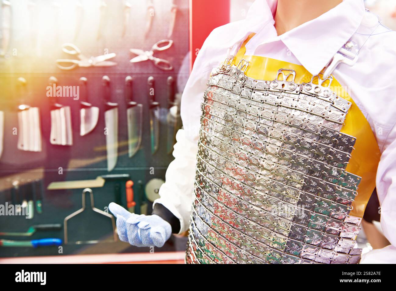 Grembiule a catena per disossamento di carne e coltelli in mostra Foto Stock