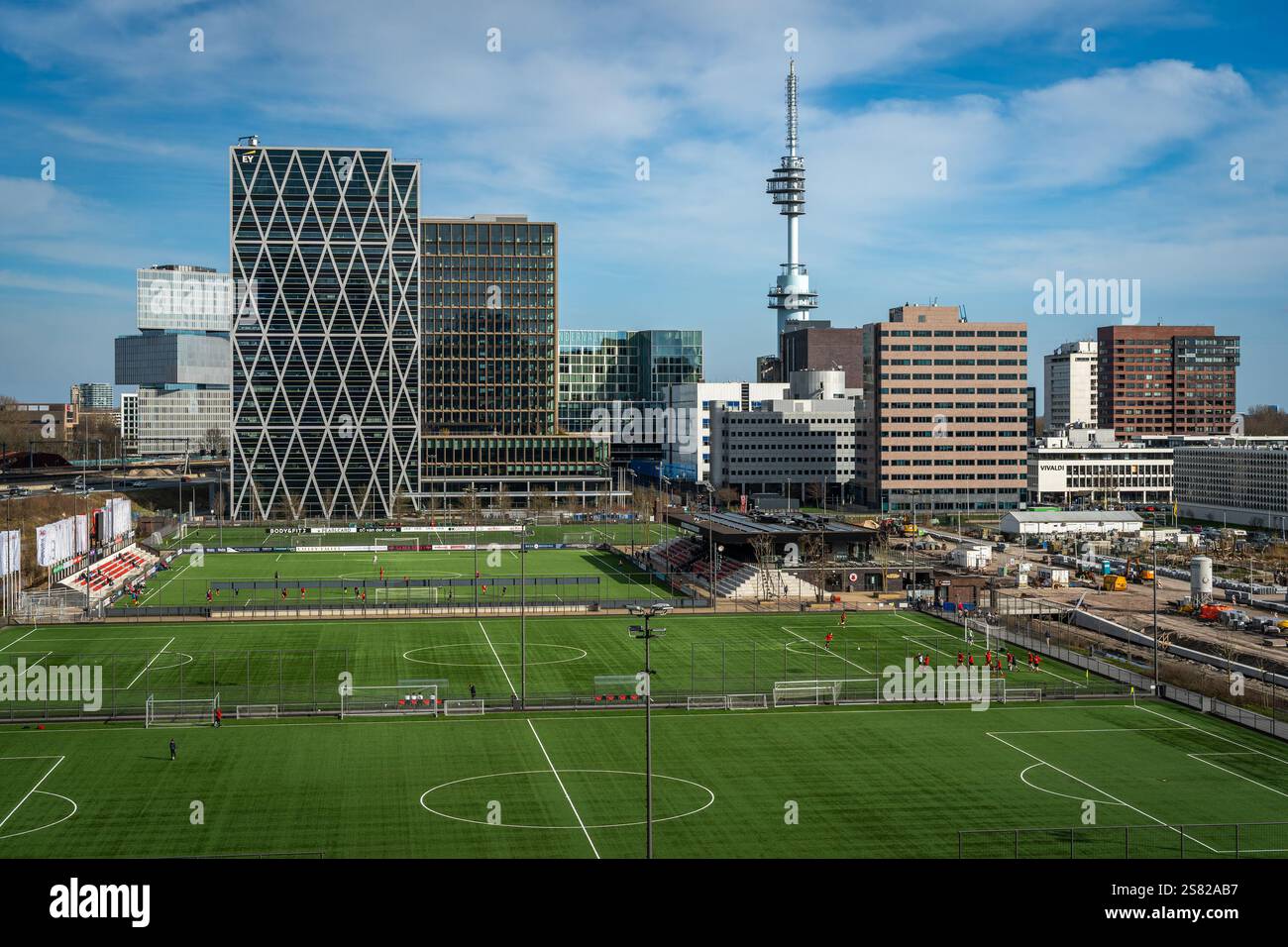 Amsterdam, Paesi Bassi, 03.03.2024, Amsterdam Football Club e architettura contemporanea ad Amsterdam Zuidas visti dall'alto edificio Foto Stock