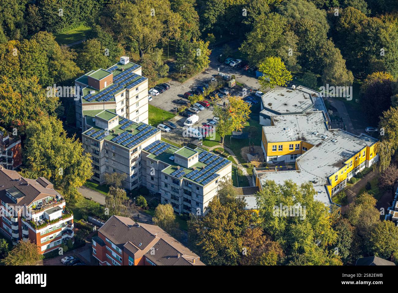 Vista aerea, Arbeiterwohlfahrt Senioren-Tagespflege Lünen, grattacieli con tetto solare, Lünen, zona della Ruhr, Renania settentrionale-Vestfalia, Germania Foto Stock