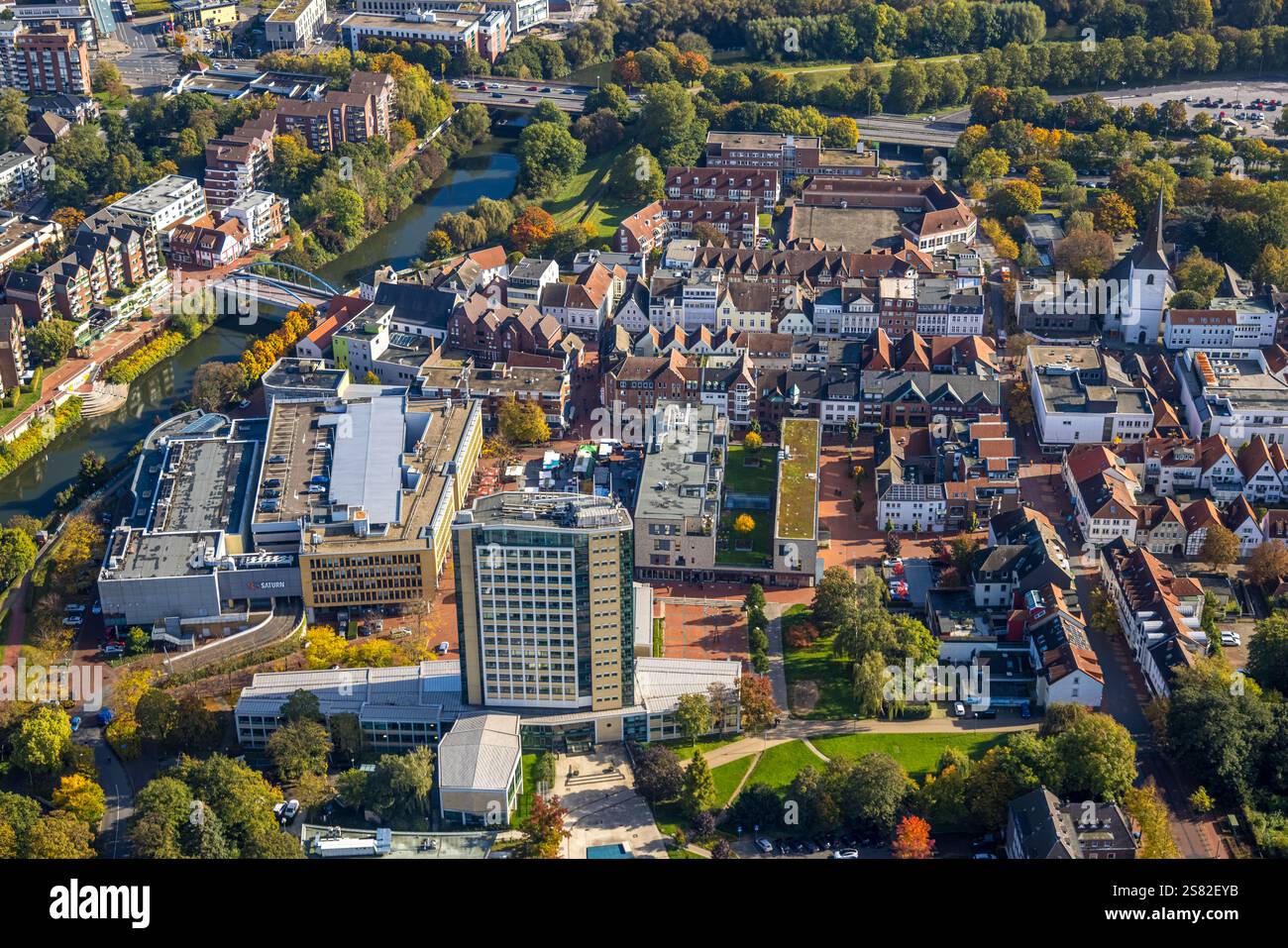 Vista aerea, centro città, municipio, edificio alto dell'amministrazione comunale, Europaplatz e Willy-Brandt-Platz, centro commerciale, Lünen, Ruhr ar Foto Stock