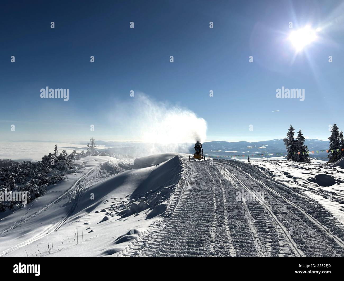 una foto di un impianto di lavoro con neve artificiale su una delle piste innevate Foto Stock