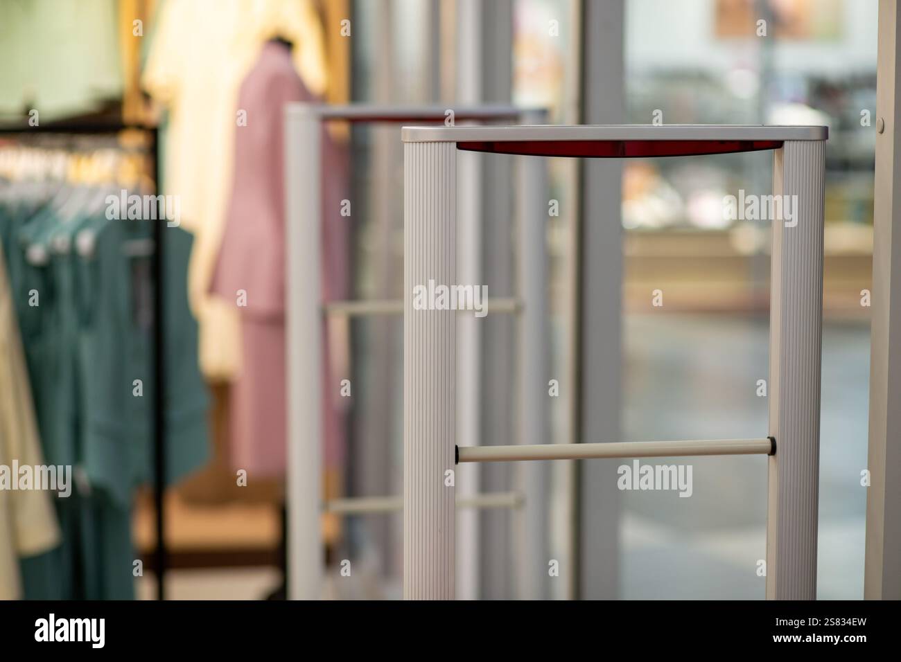Un cancello d'ingresso scanner all'avanguardia progettato per prevenire furti nei negozi di abbigliamento, garantendo sicurezza e tranquillità per i rivenditori e i clienti Foto Stock
