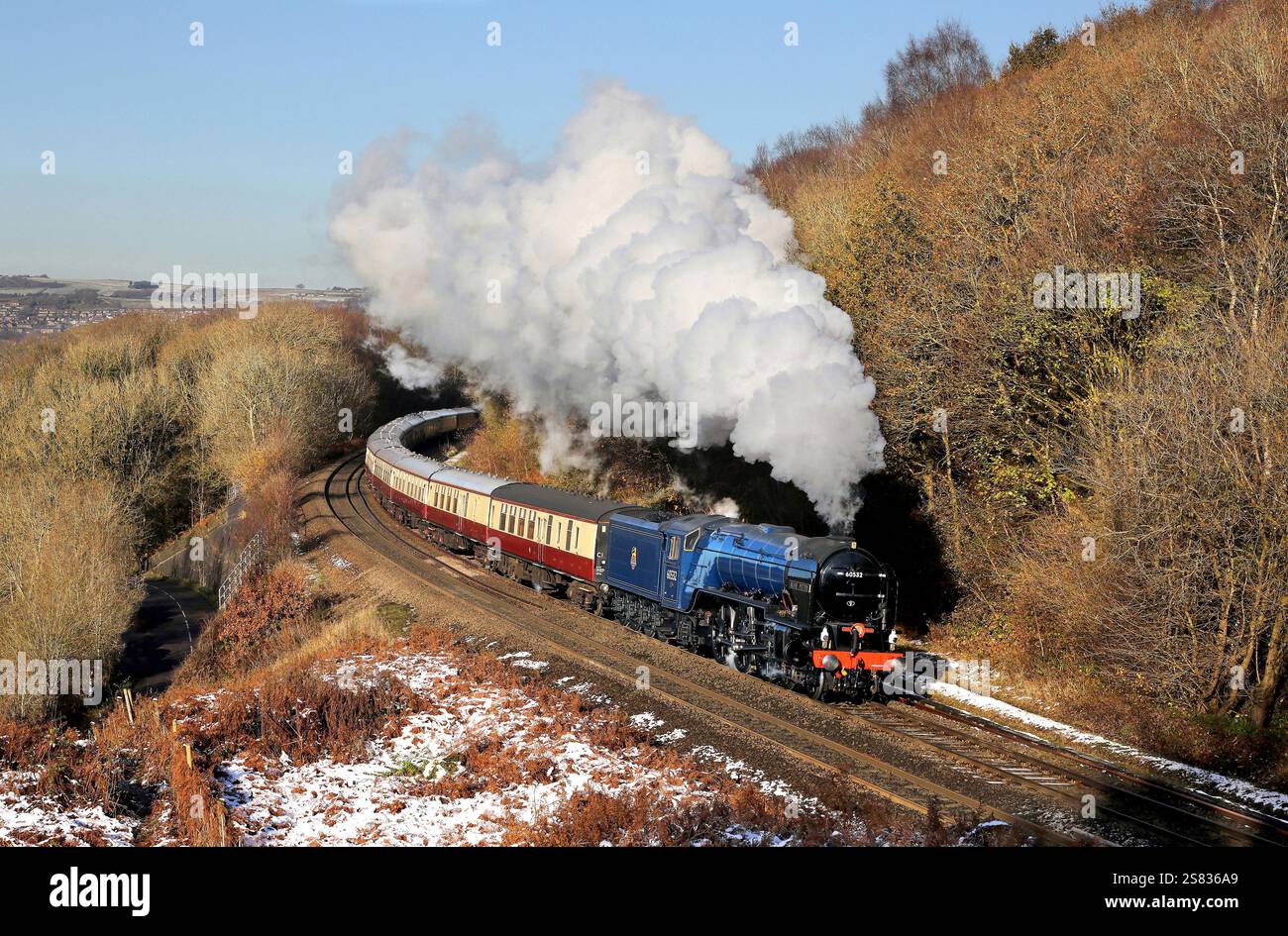 60532 "Blue Peter" supera Buxworth sulla 20.11.24 con i treni Saphos "The Christmas White Rose" per York. Foto Stock