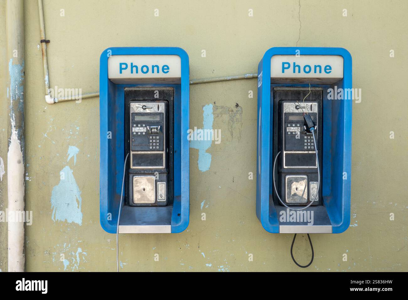 Telefoni a muro a St John's Antigua, cabine telefoniche pubbliche vandalizzate Foto Stock